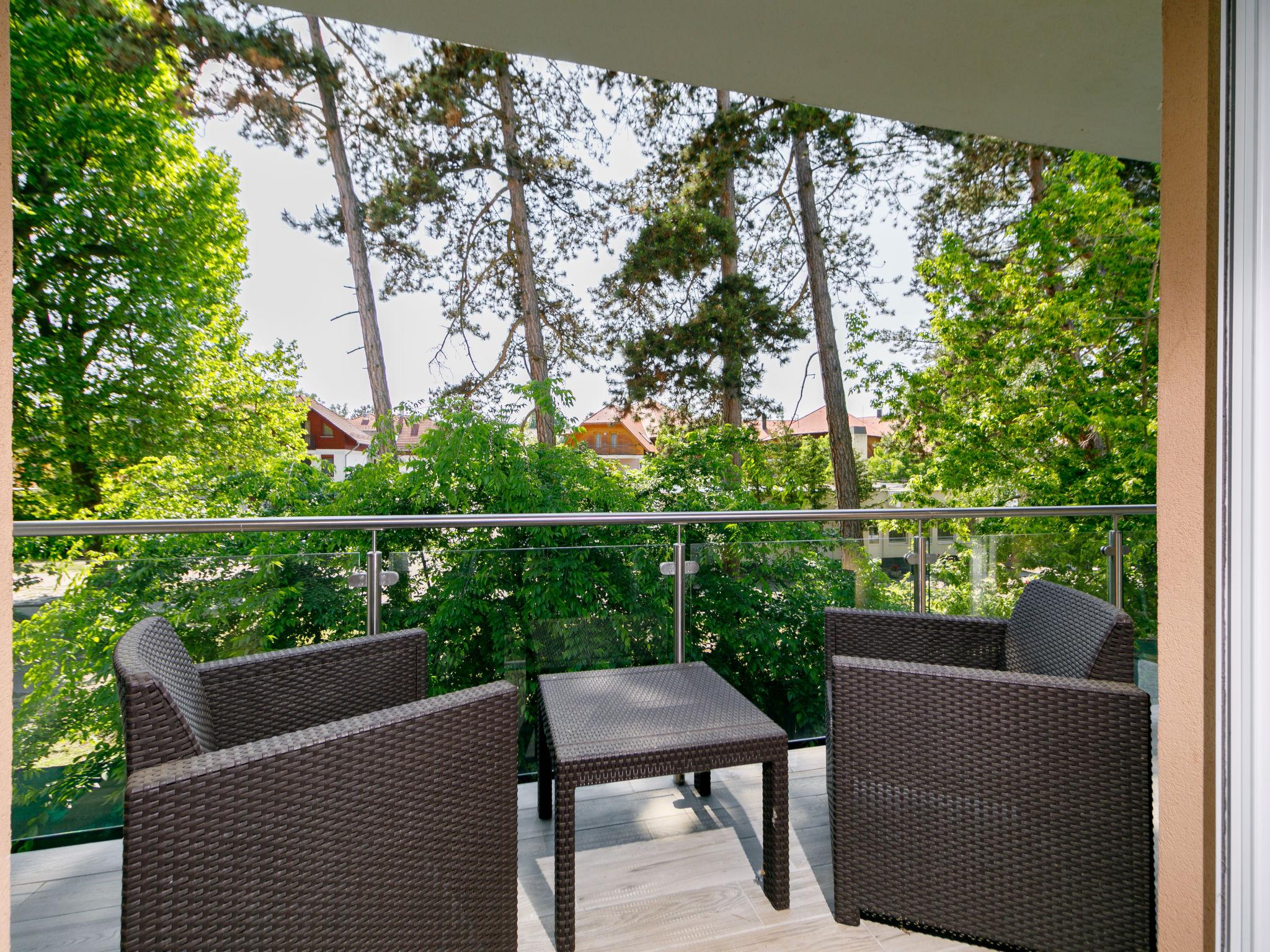 Foto 4 - Apartment mit 3 Schlafzimmern in Balatonlelle mit schwimmbad und garten