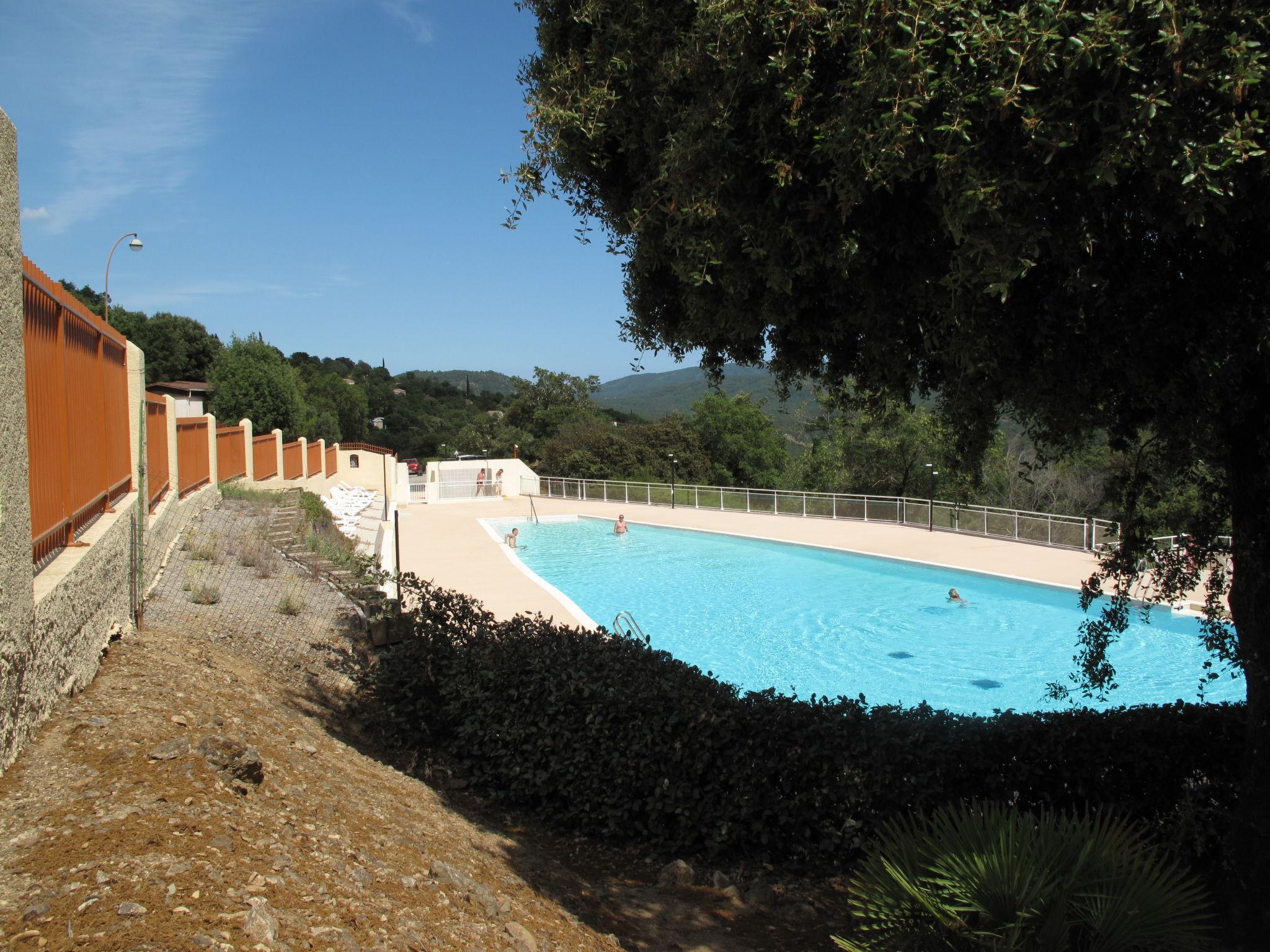 Photo 8 - Maison de 2 chambres à Le Muy avec piscine et terrasse