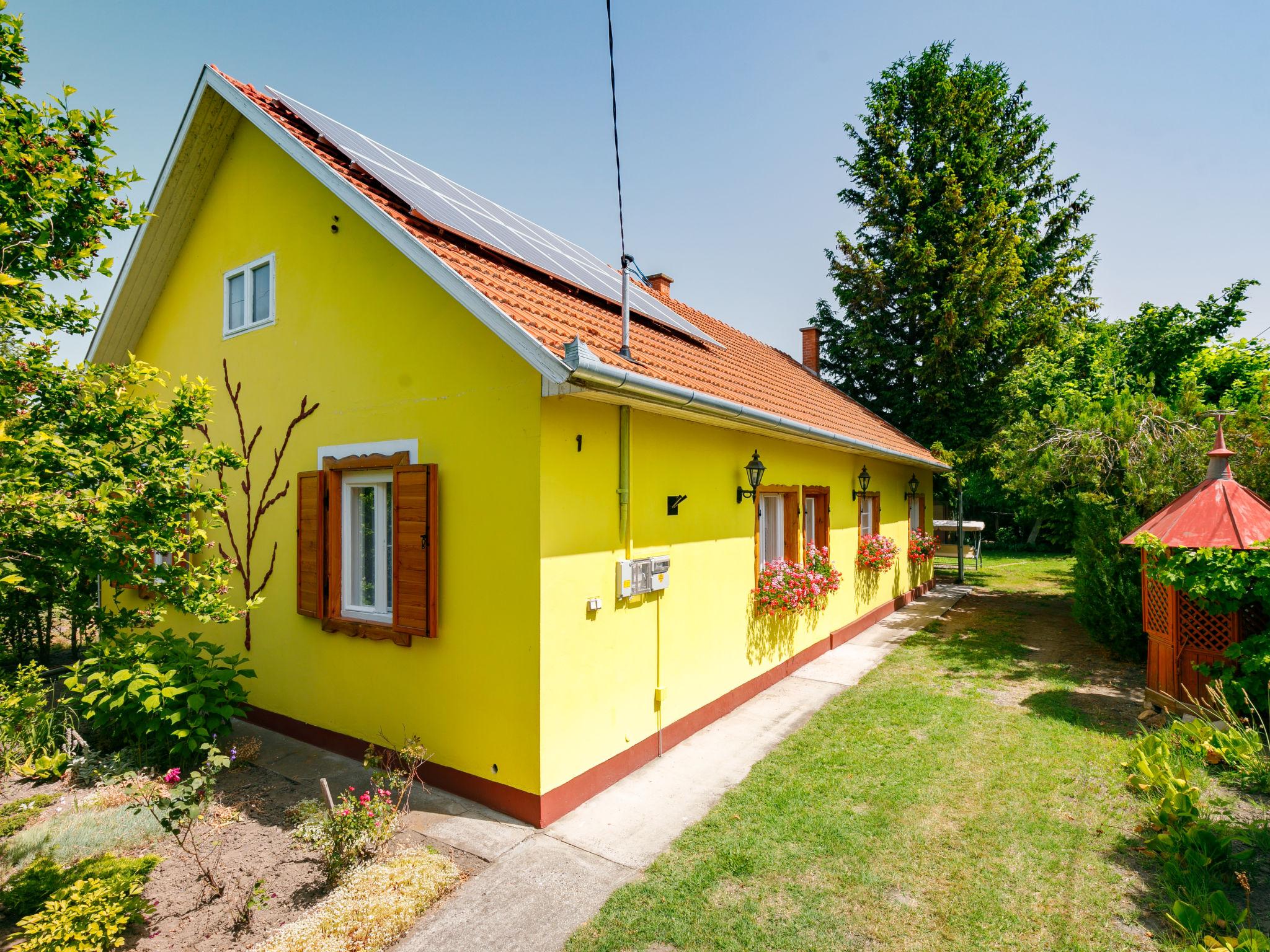 Foto 1 - Casa de 3 habitaciones en Balatonfenyves con jardín y terraza