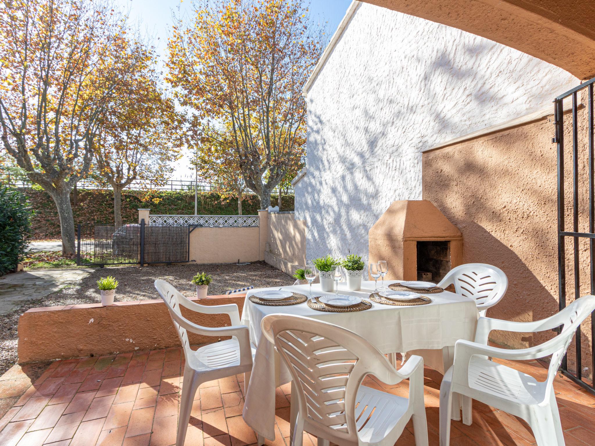 Foto 14 - Casa de 2 habitaciones en Castelló d'Empúries con jardín y vistas al mar