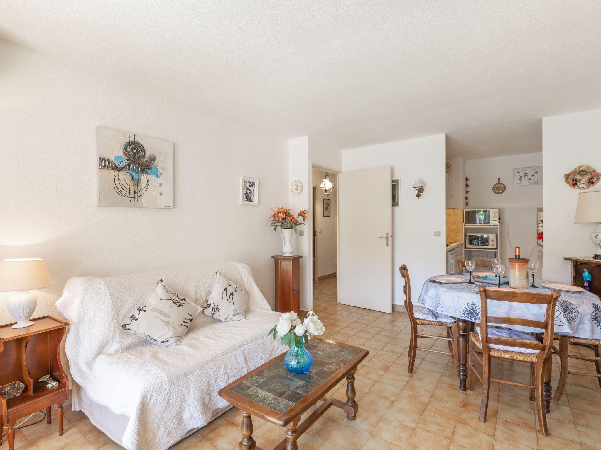 Photo 3 - 1 bedroom Apartment in Sainte-Maxime with swimming pool and terrace