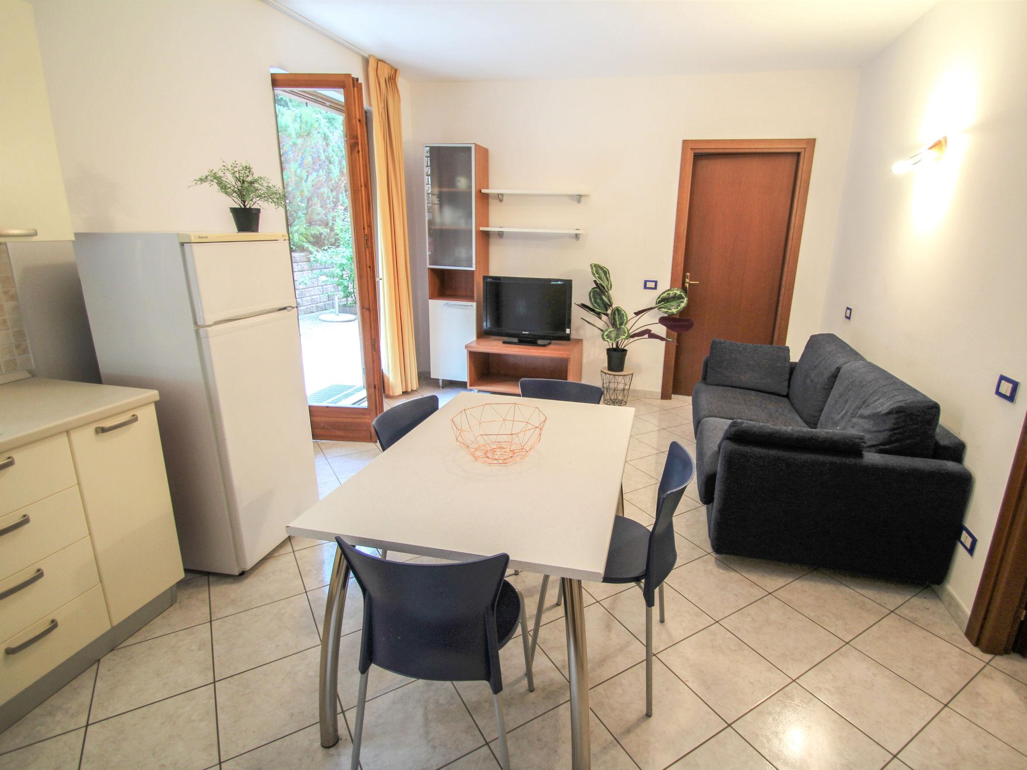 Foto 6 - Apartamento de 1 quarto em Luino com piscina e jardim