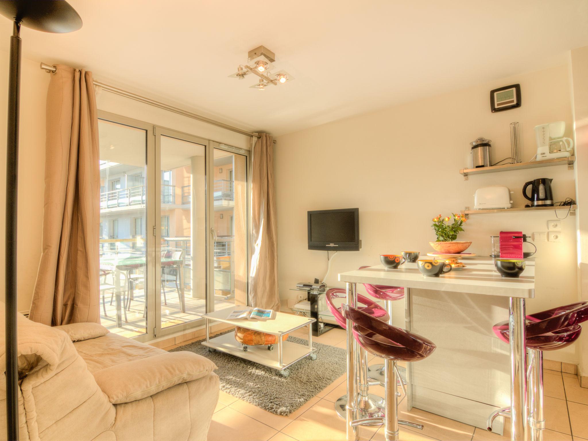 Photo 4 - 1 bedroom Apartment in Deauville with terrace and sea view