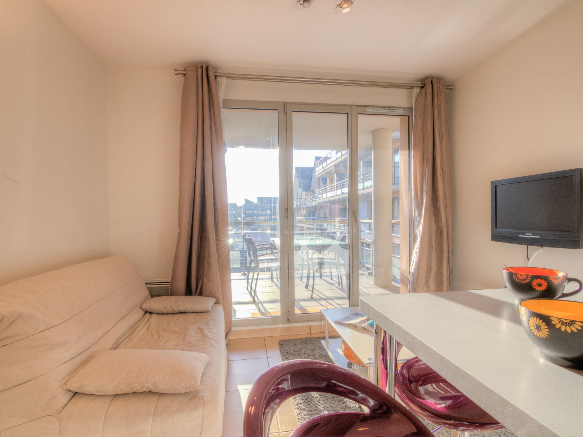 Photo 7 - 1 bedroom Apartment in Deauville with terrace and sea view