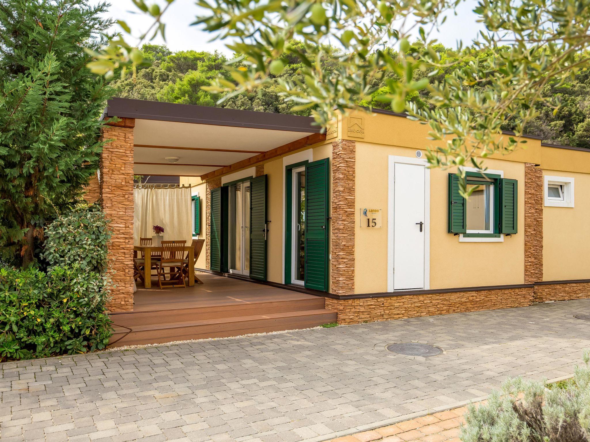 Foto 5 - Casa de 2 quartos em Rab com piscina e terraço