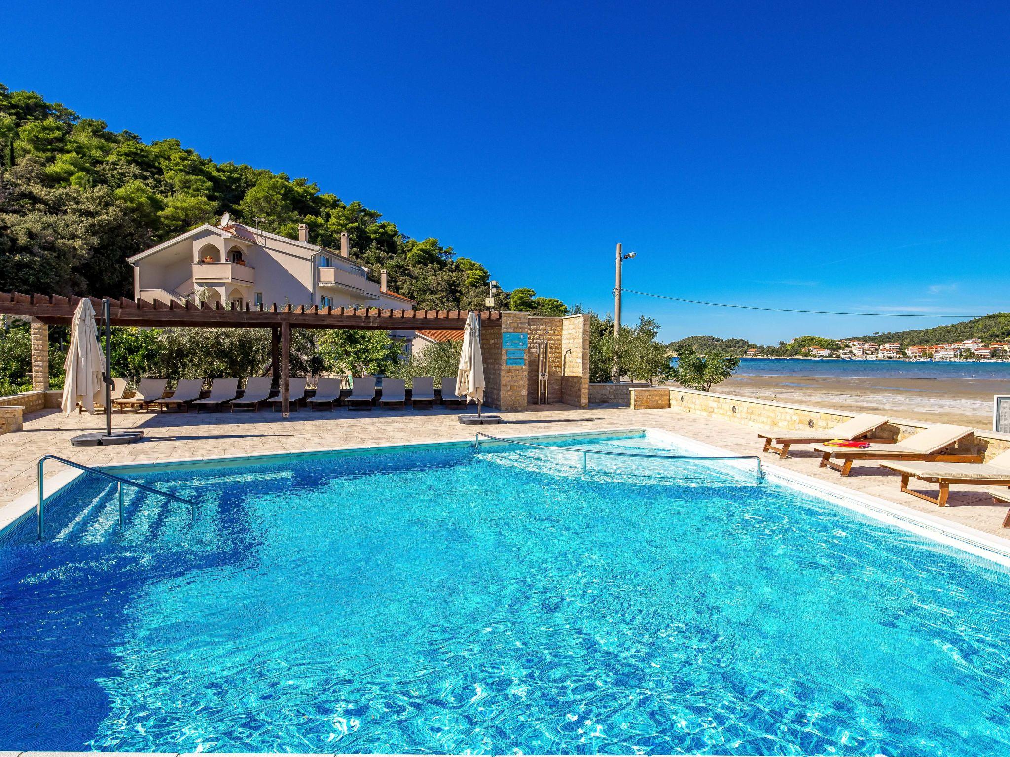 Foto 1 - Casa de 2 quartos em Rab com piscina e vistas do mar