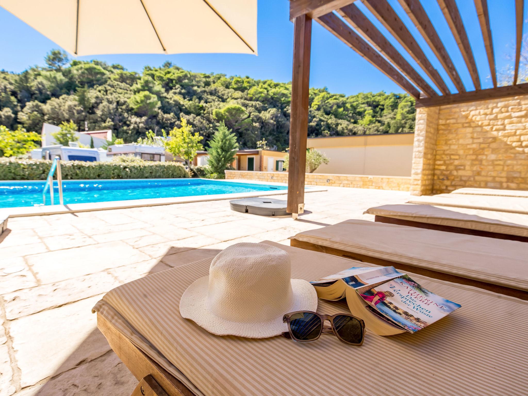 Photo 38 - Maison de 2 chambres à Rab avec piscine et terrasse