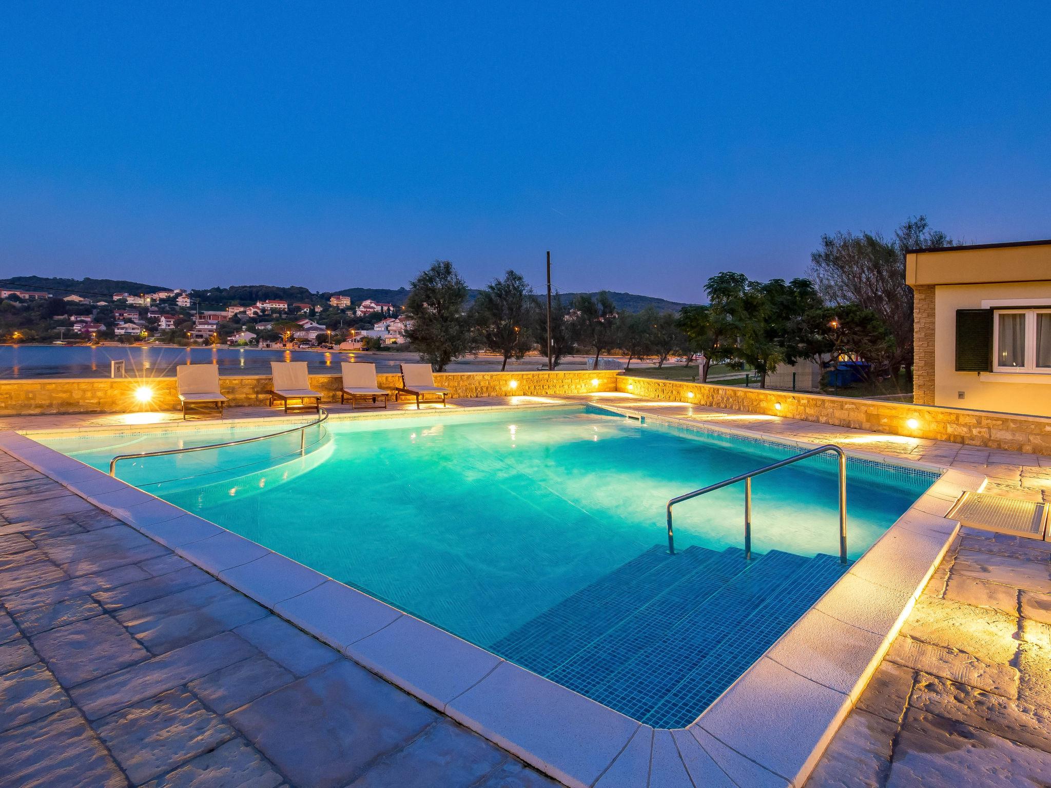 Photo 31 - Maison de 2 chambres à Rab avec piscine et terrasse