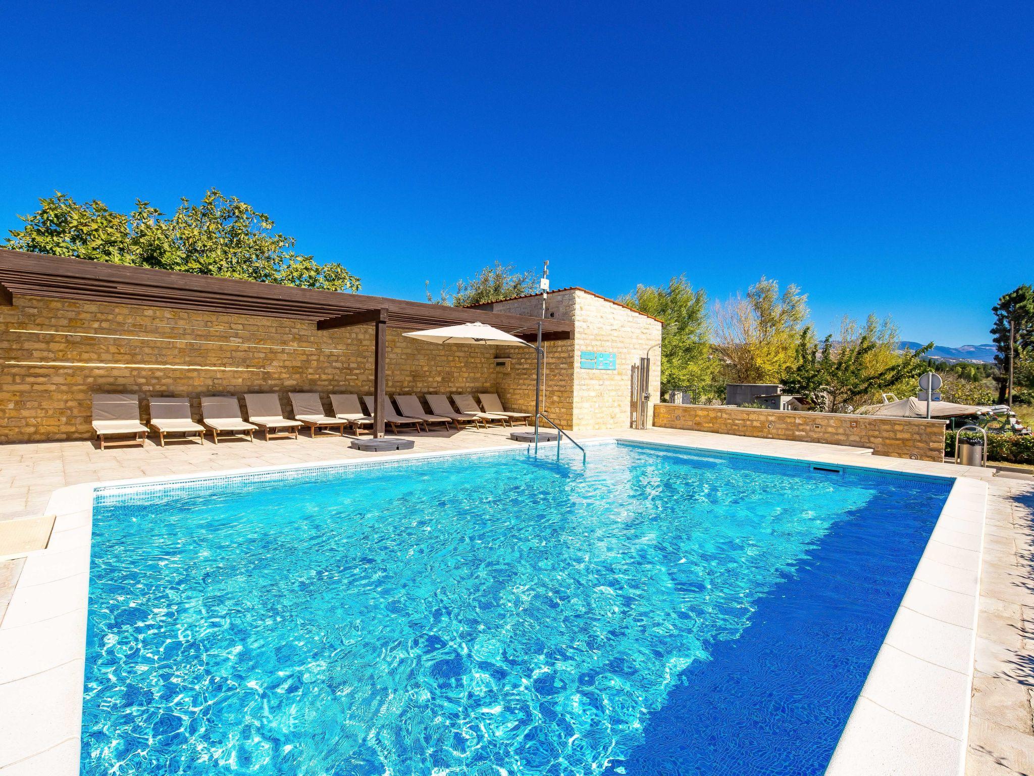 Photo 24 - Maison de 2 chambres à Rab avec piscine et terrasse