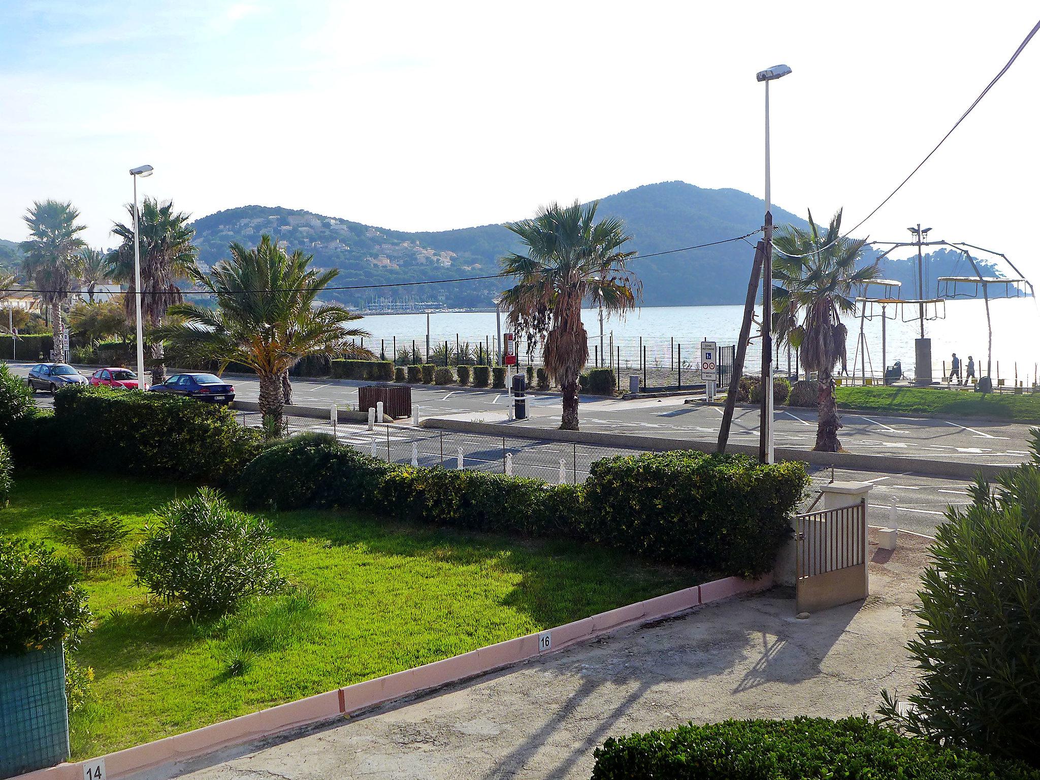 Photo 17 - Apartment in Saint-Cyr-sur-Mer with terrace and sea view