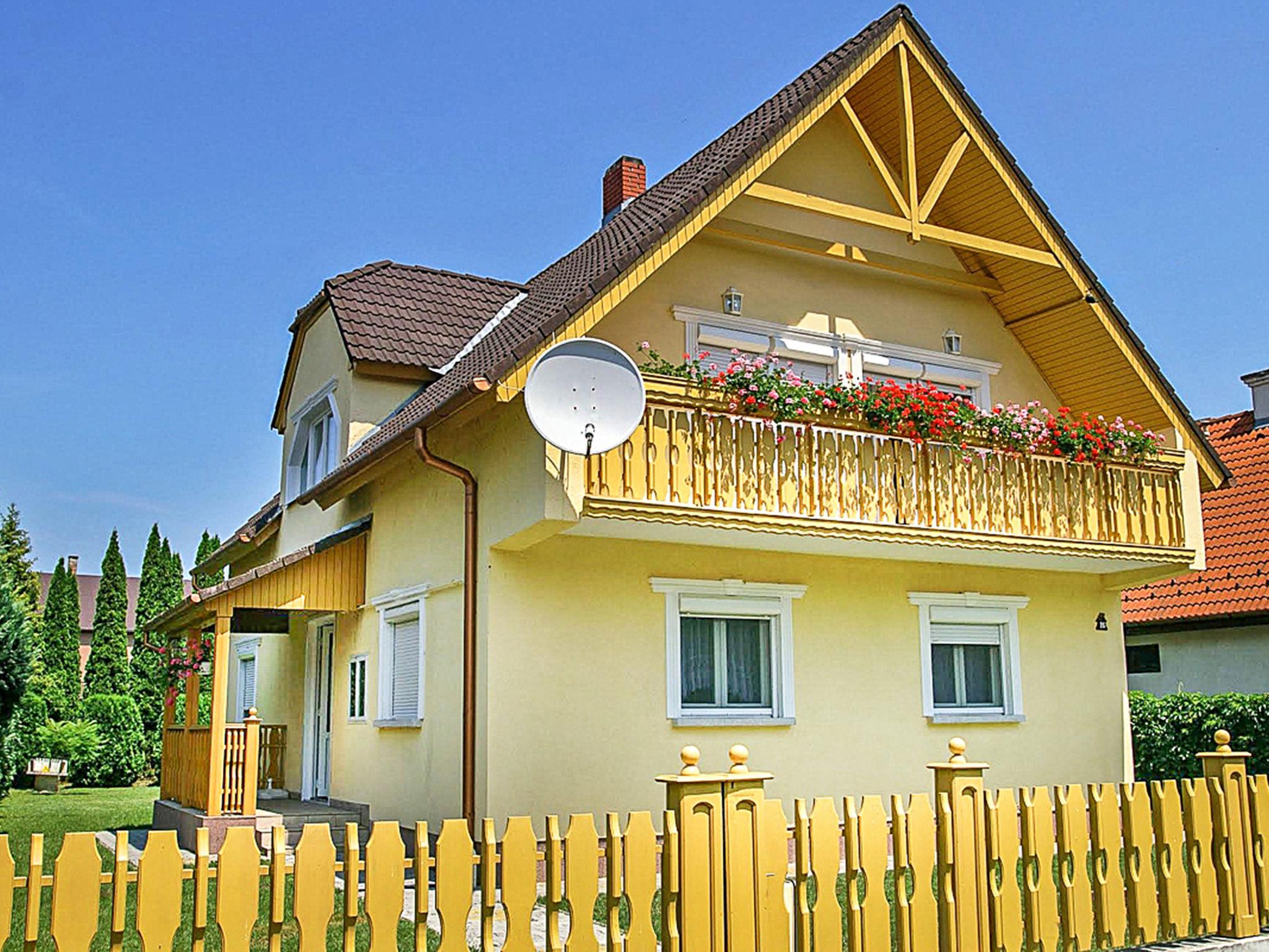 Photo 1 - Maison de 2 chambres à Balatonmáriafürdő avec jardin