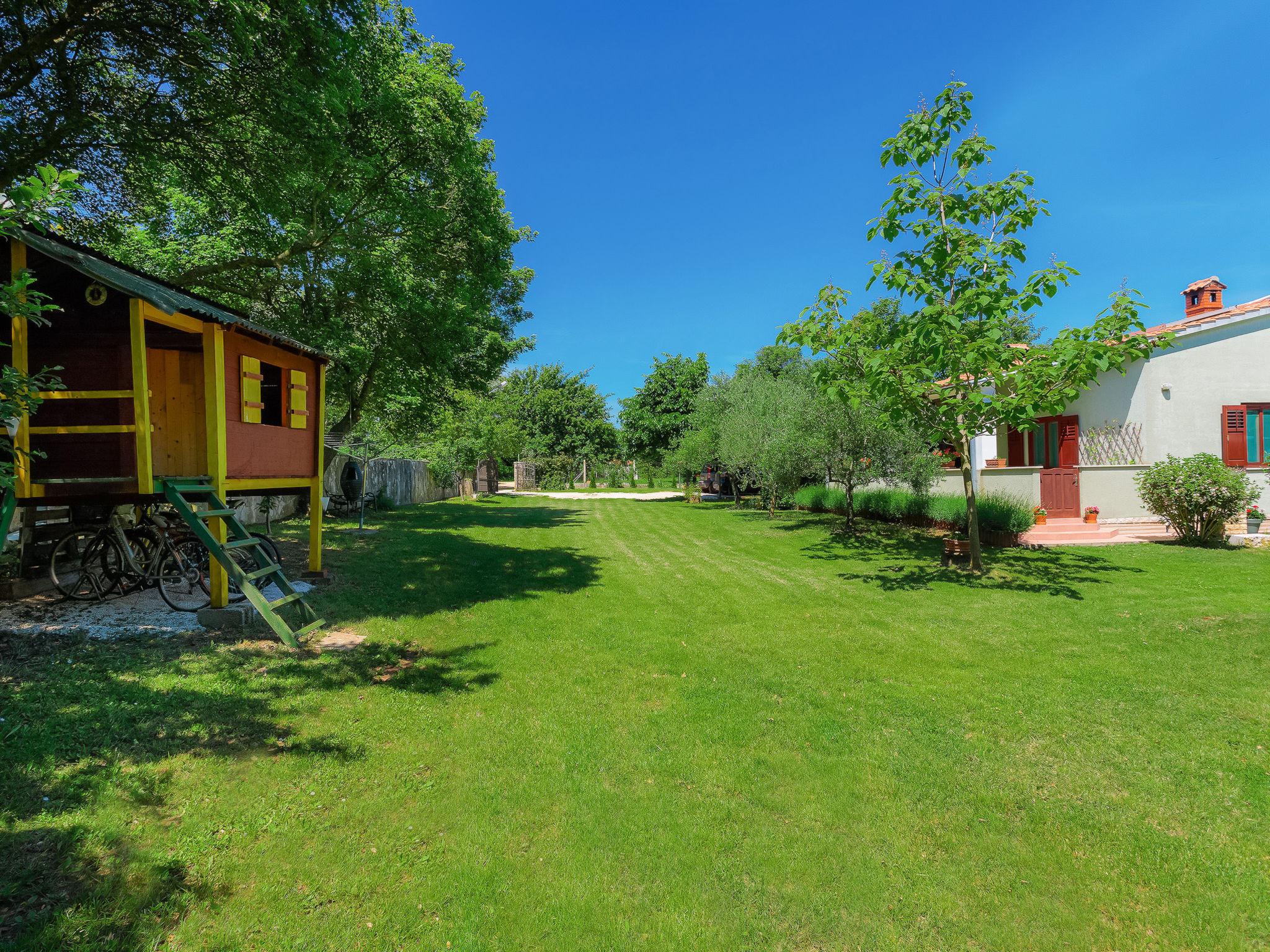 Foto 3 - Casa de 3 quartos em Ližnjan com piscina privada e jardim