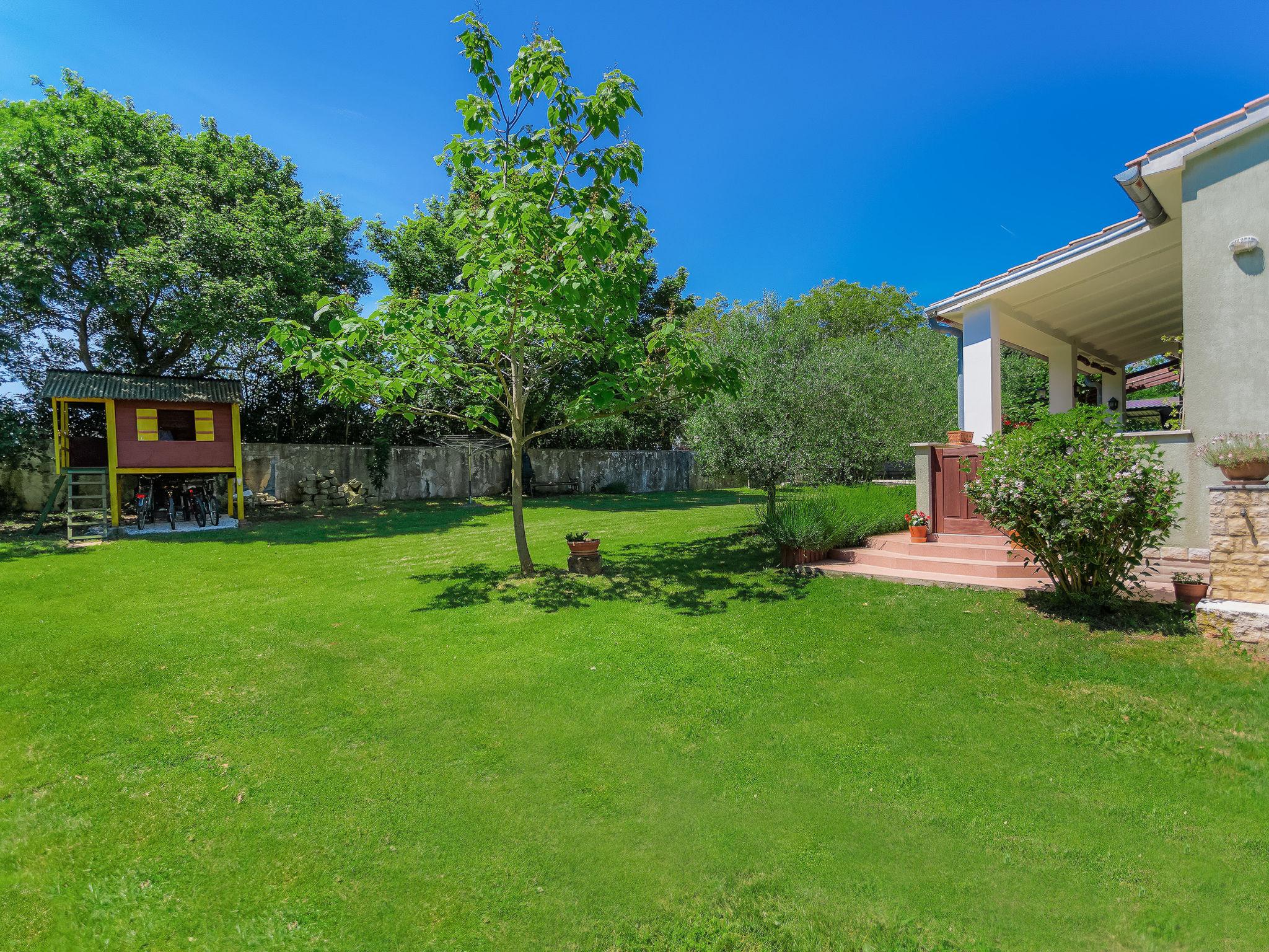 Photo 29 - Maison de 3 chambres à Ližnjan avec piscine privée et jardin