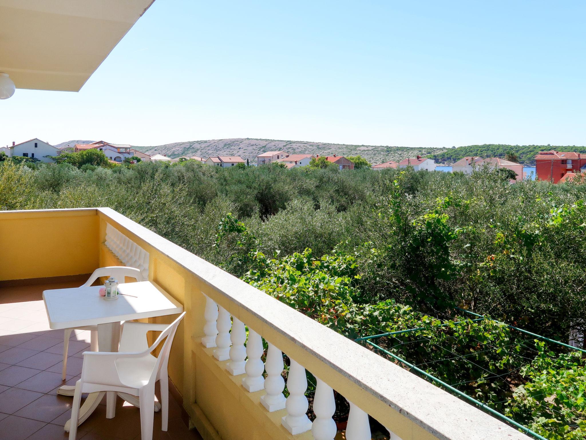 Photo 2 - Appartement de 2 chambres à Rab avec jardin et vues à la mer