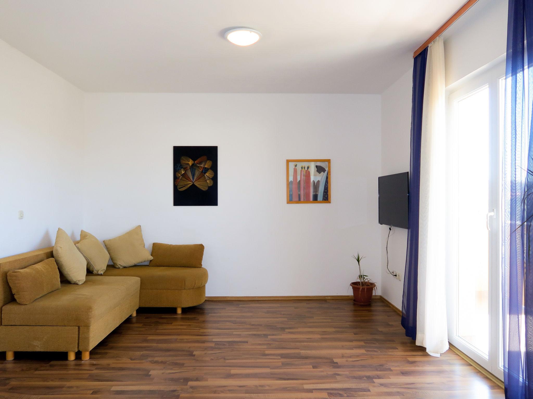 Foto 6 - Apartamento de 2 quartos em Rab com jardim e terraço