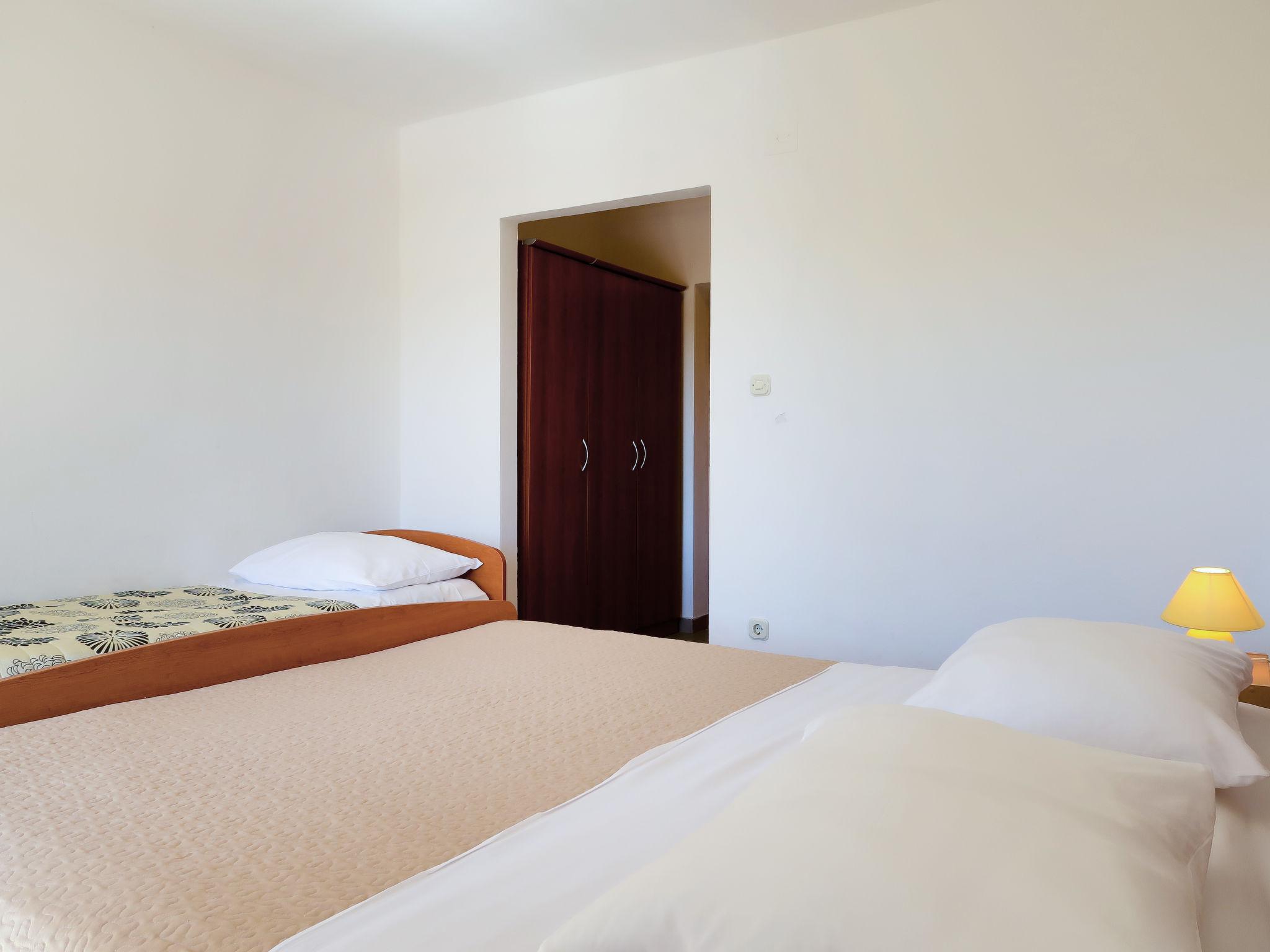 Foto 11 - Appartamento con 2 camere da letto a Rab con giardino e vista mare