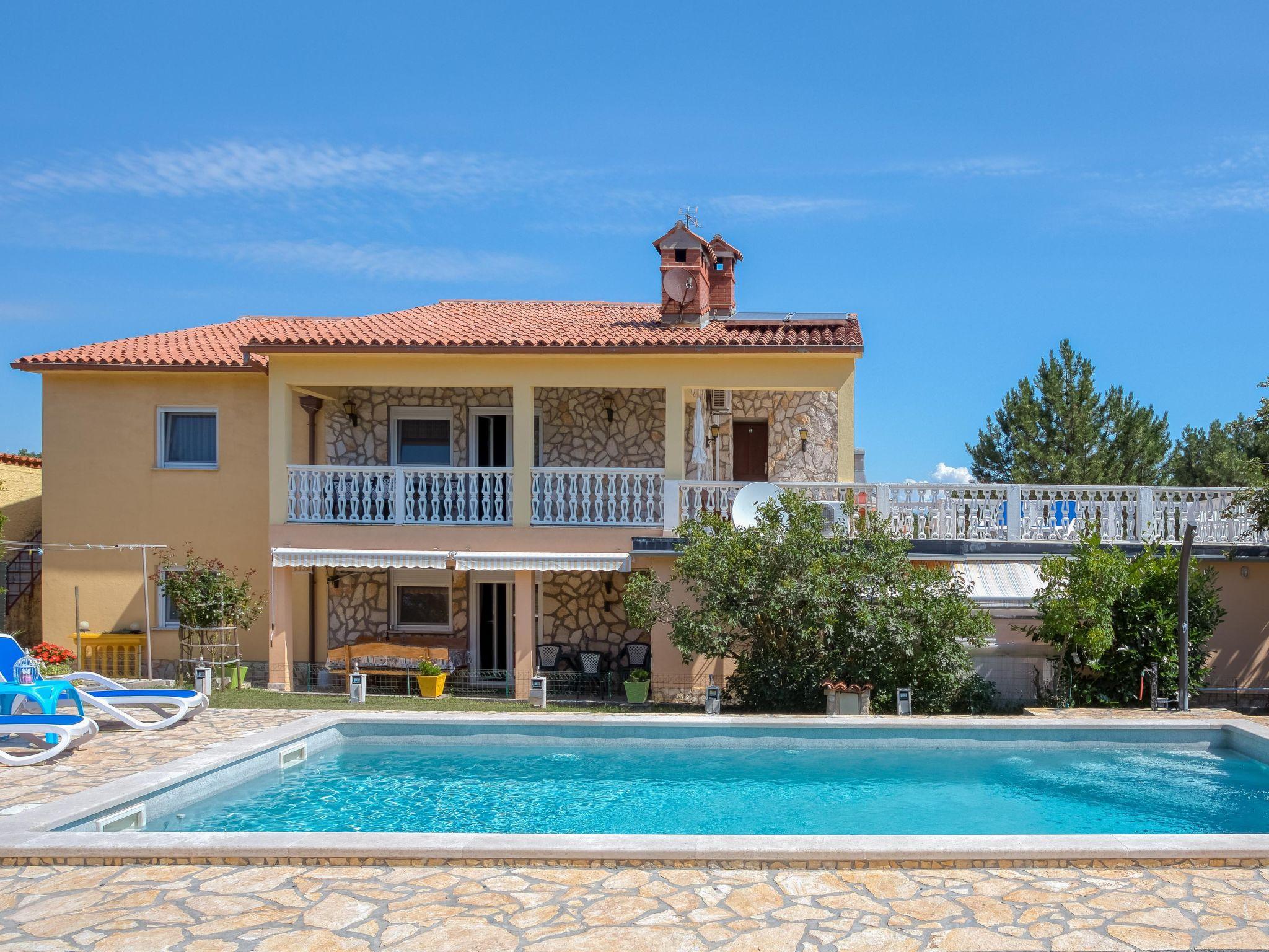 Foto 11 - Casa de 6 quartos em Raša com piscina privada e vistas do mar