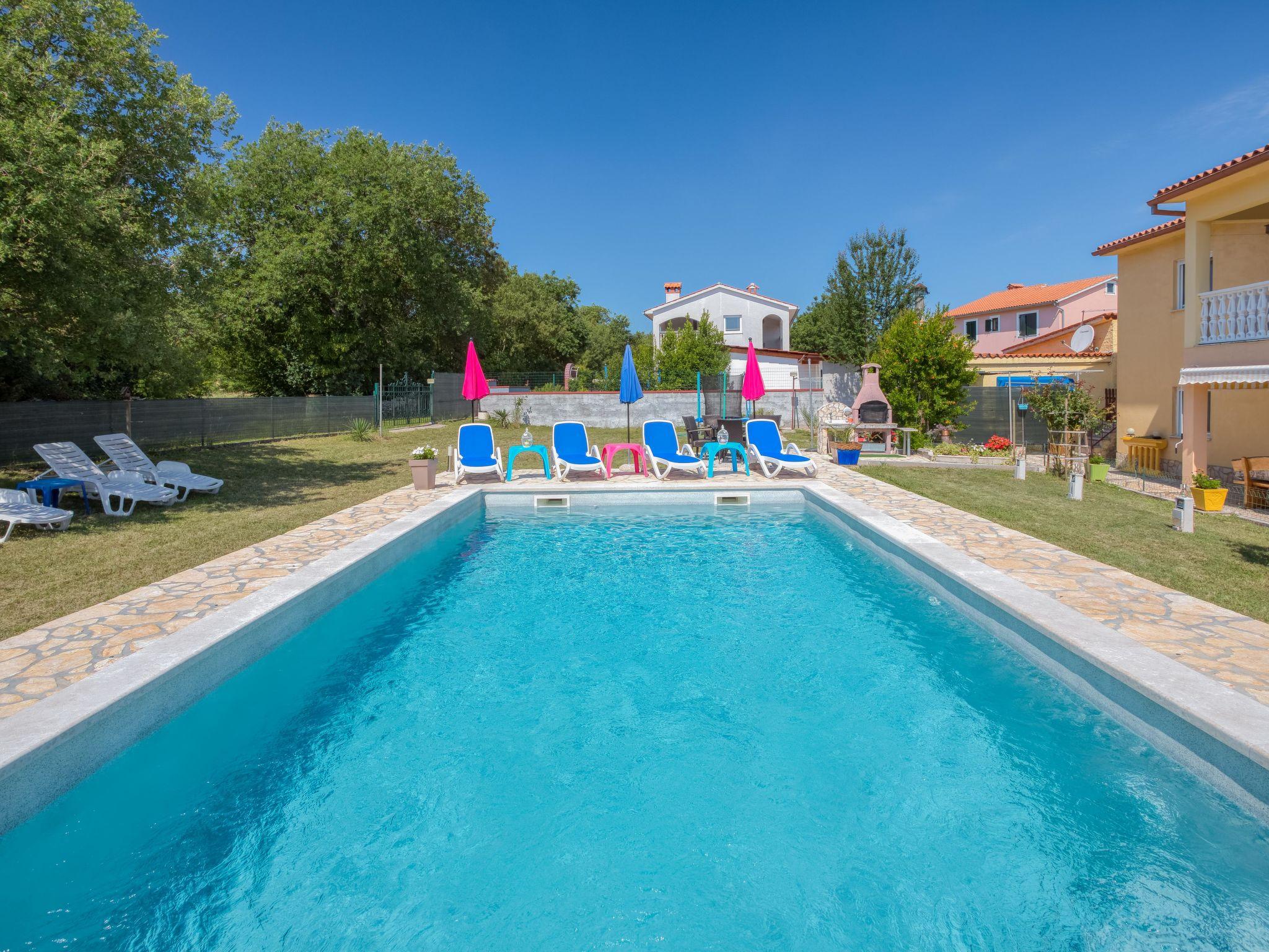 Foto 29 - Haus mit 6 Schlafzimmern in Raša mit privater pool und blick aufs meer