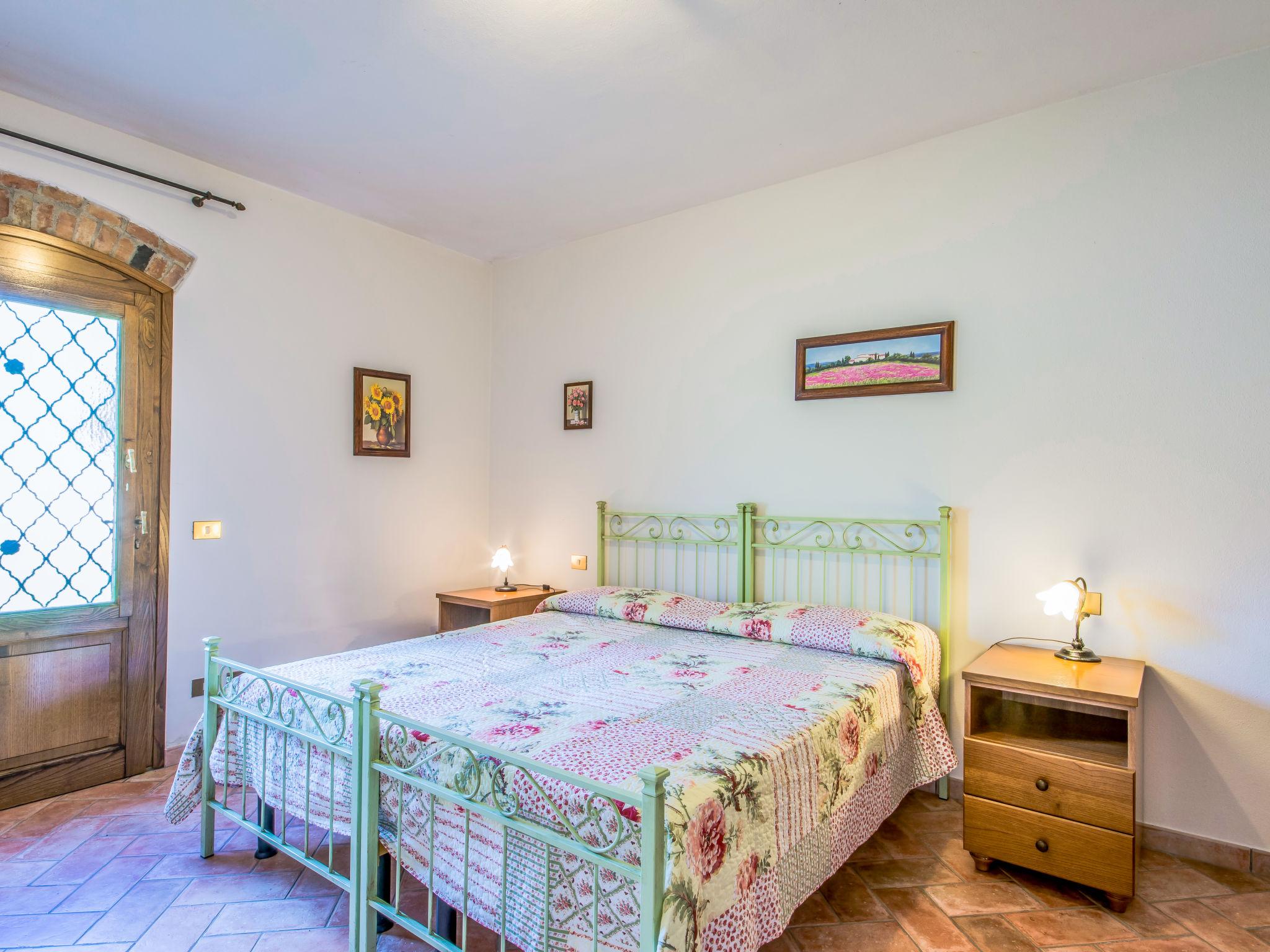 Foto 12 - Apartment mit 1 Schlafzimmer in Capraia e Limite mit schwimmbad