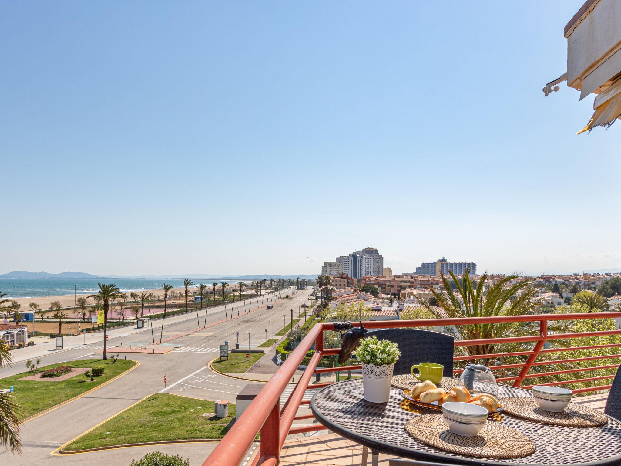 Foto 15 - Apartamento de 1 habitación en Castelló d'Empúries con jardín y vistas al mar