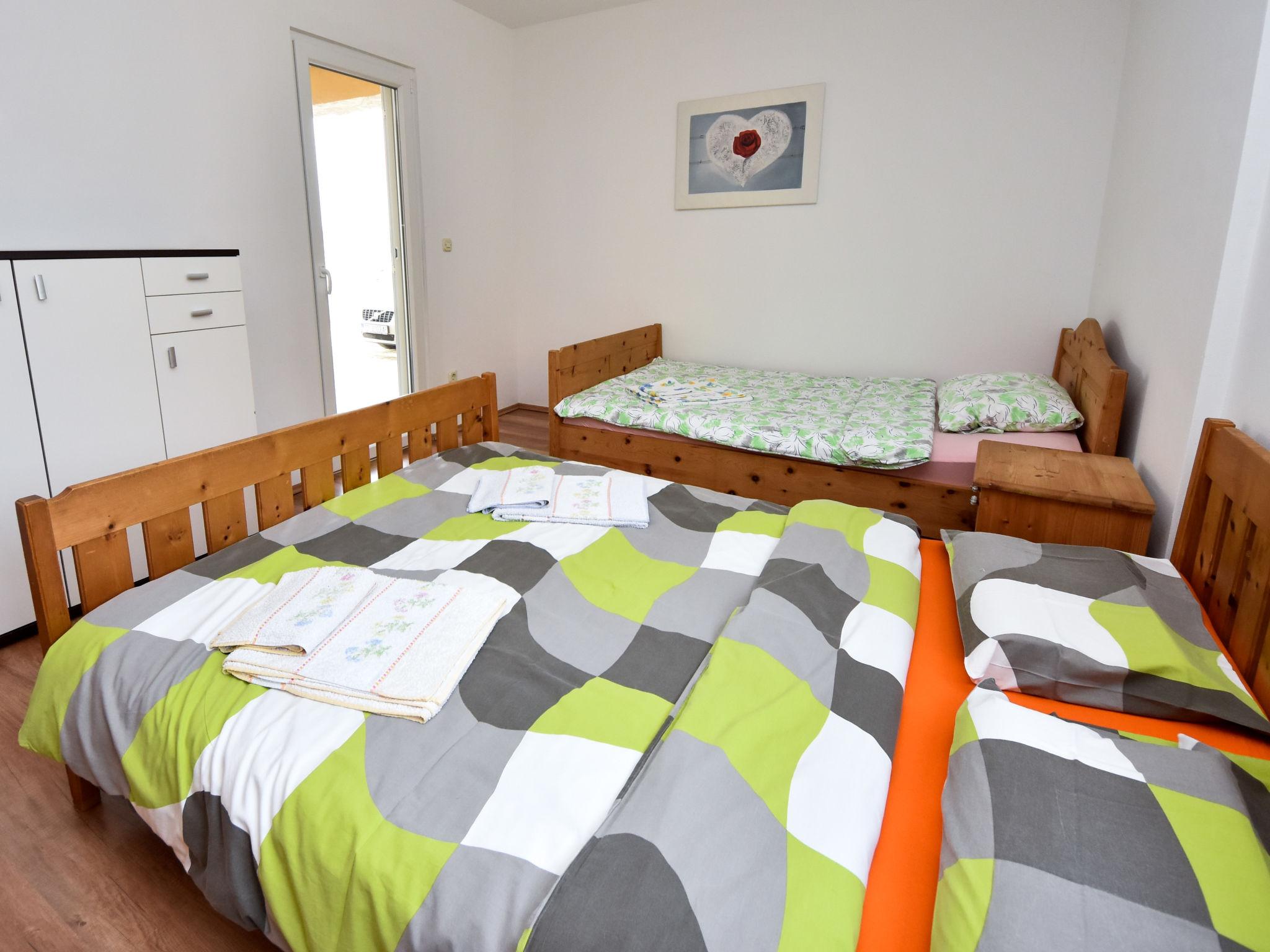 Foto 12 - Appartamento con 2 camere da letto a Vir con terrazza e vista mare