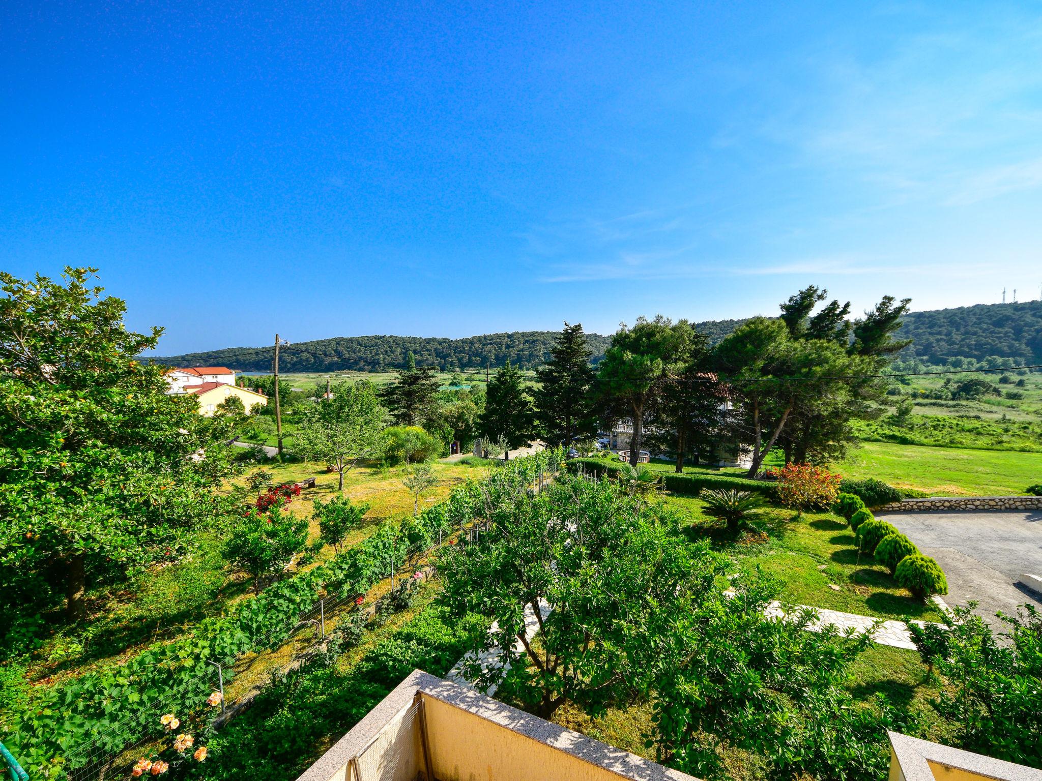 Foto 10 - Appartamento con 2 camere da letto a Rab con giardino e terrazza