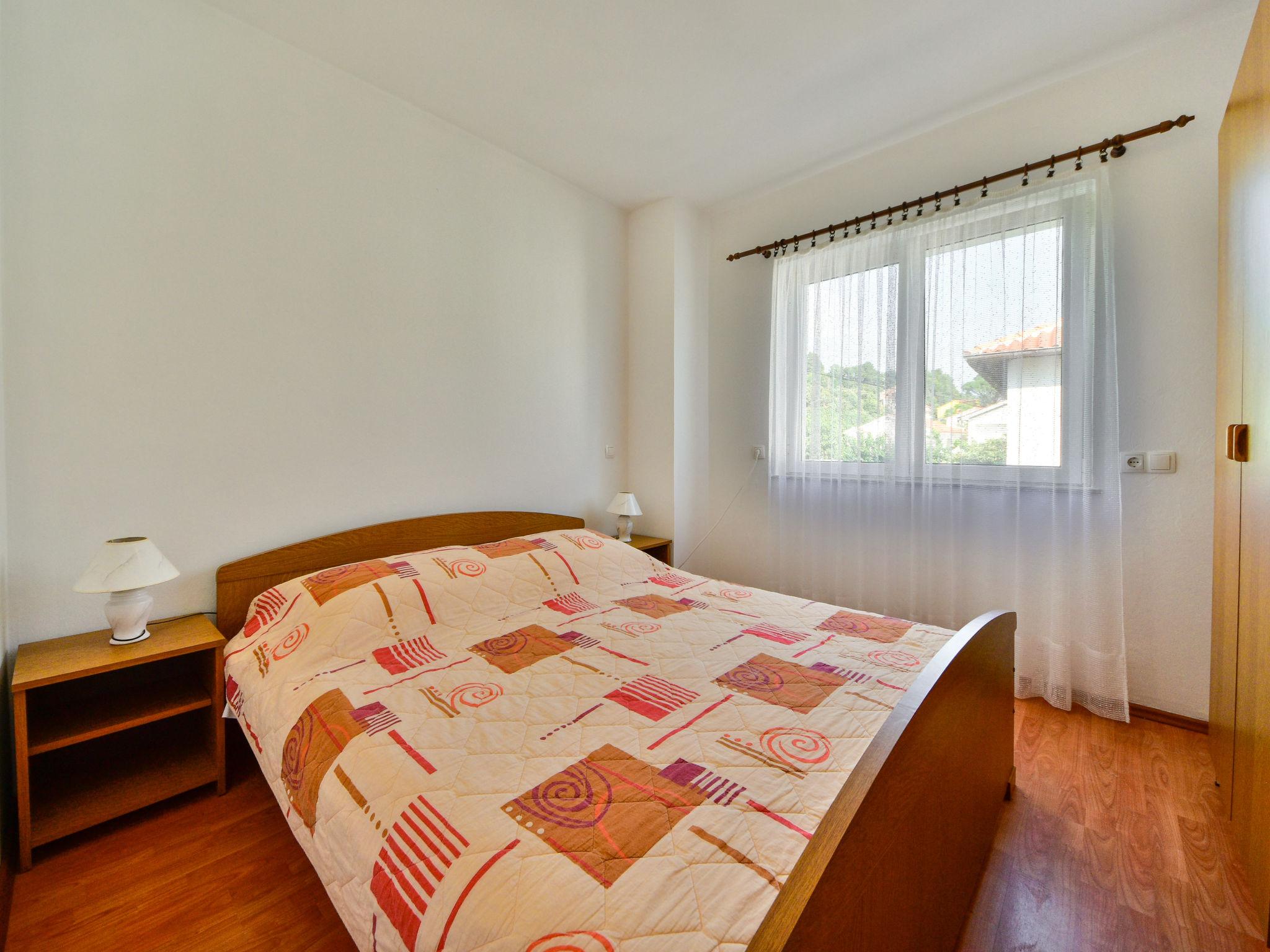 Foto 5 - Apartamento de 2 quartos em Rab com jardim e terraço