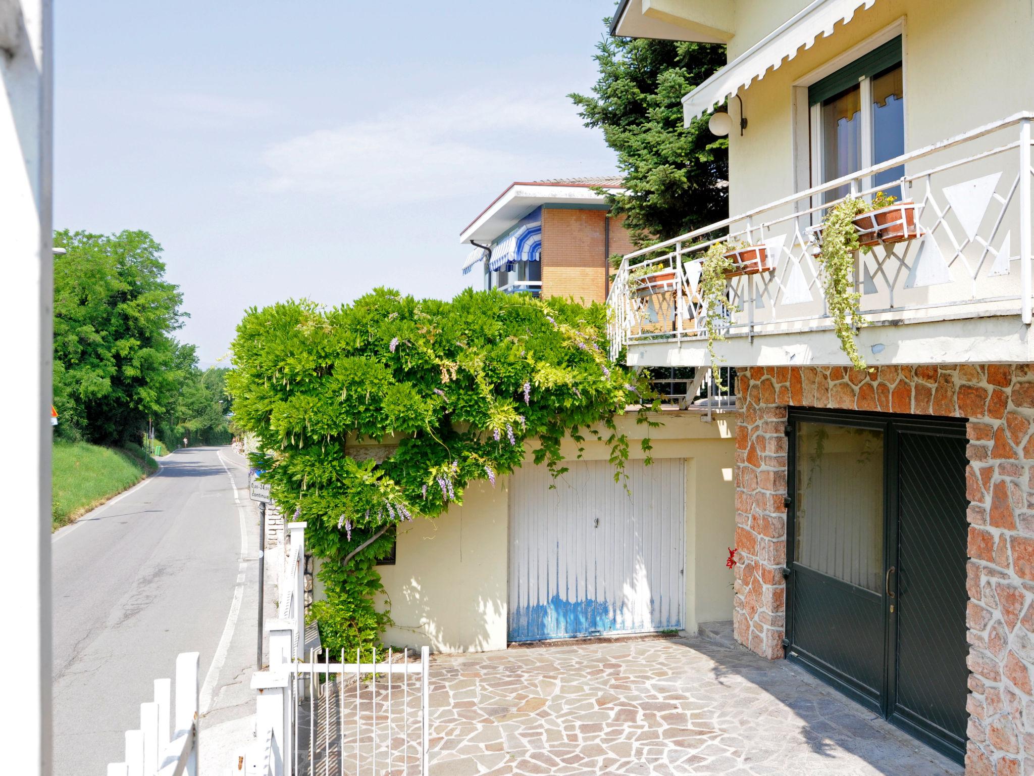 Foto 17 - Apartamento de 3 habitaciones en Lazise con jardín y vistas a la montaña