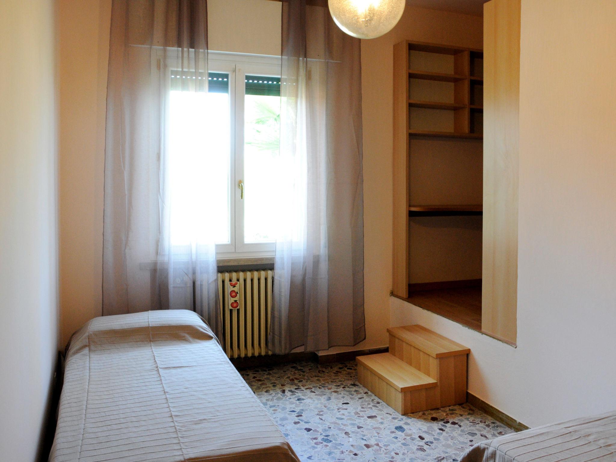 Foto 13 - Apartment mit 3 Schlafzimmern in Lazise mit garten und blick auf die berge