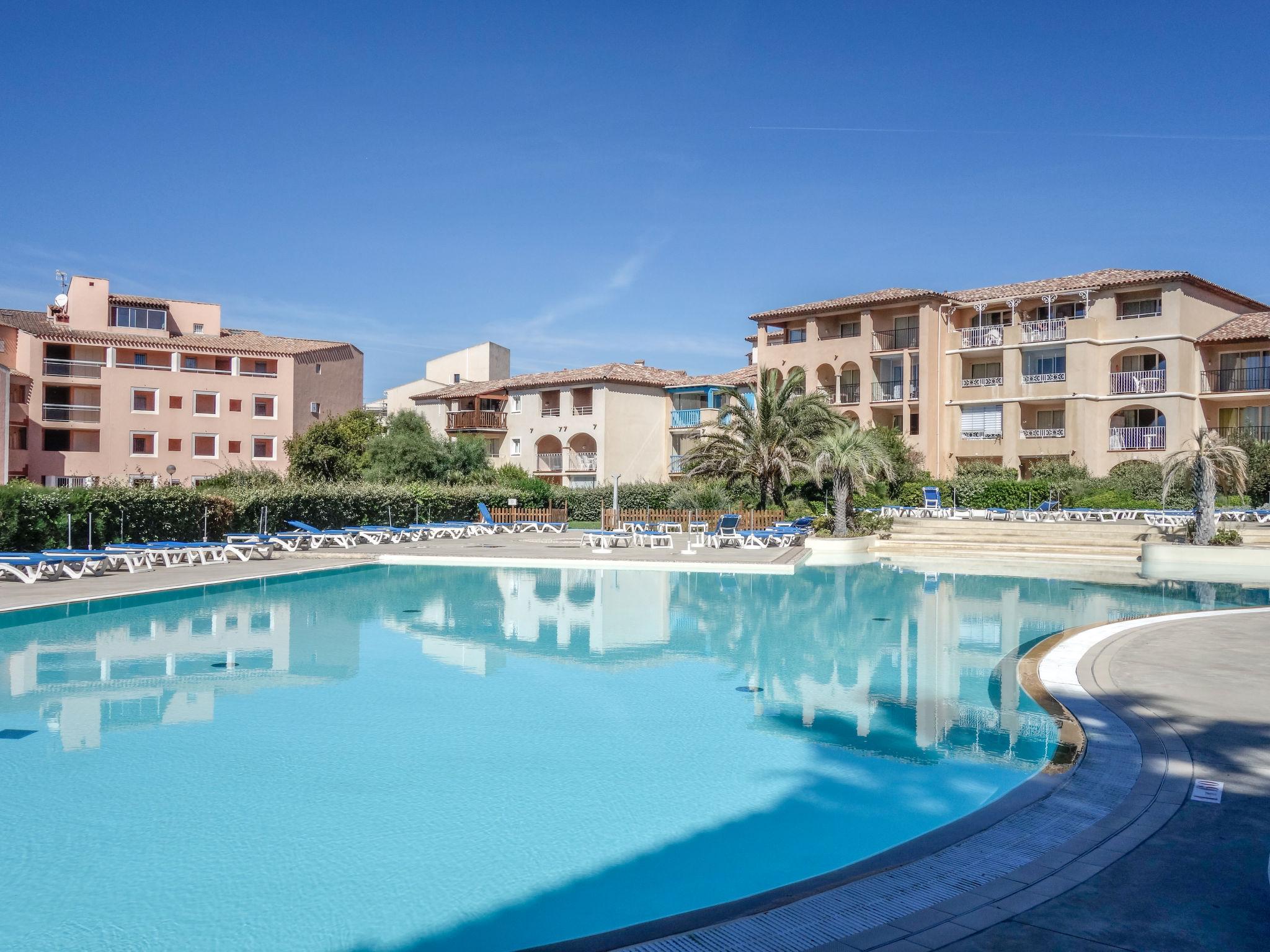 Photo 17 - 1 bedroom Apartment in Six-Fours-les-Plages with swimming pool and sea view