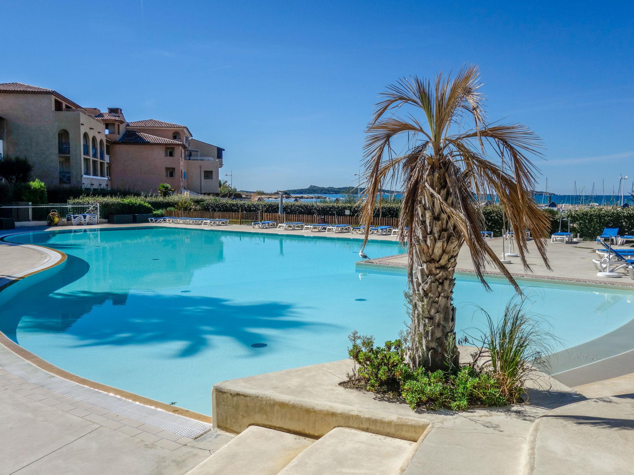 Photo 18 - 1 bedroom Apartment in Six-Fours-les-Plages with swimming pool and sea view