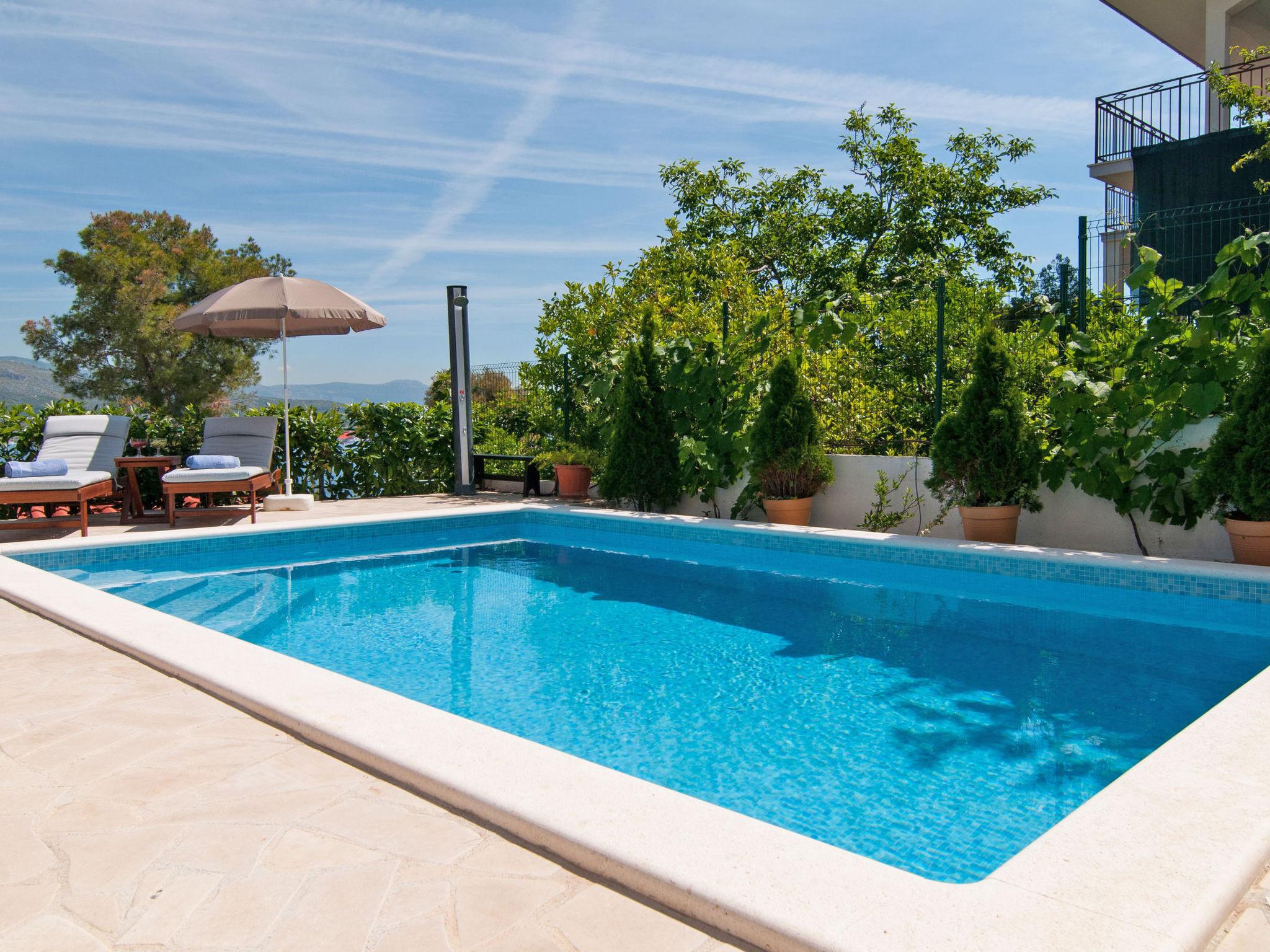 Photo 1 - Maison de 4 chambres à Okrug avec piscine privée et jardin