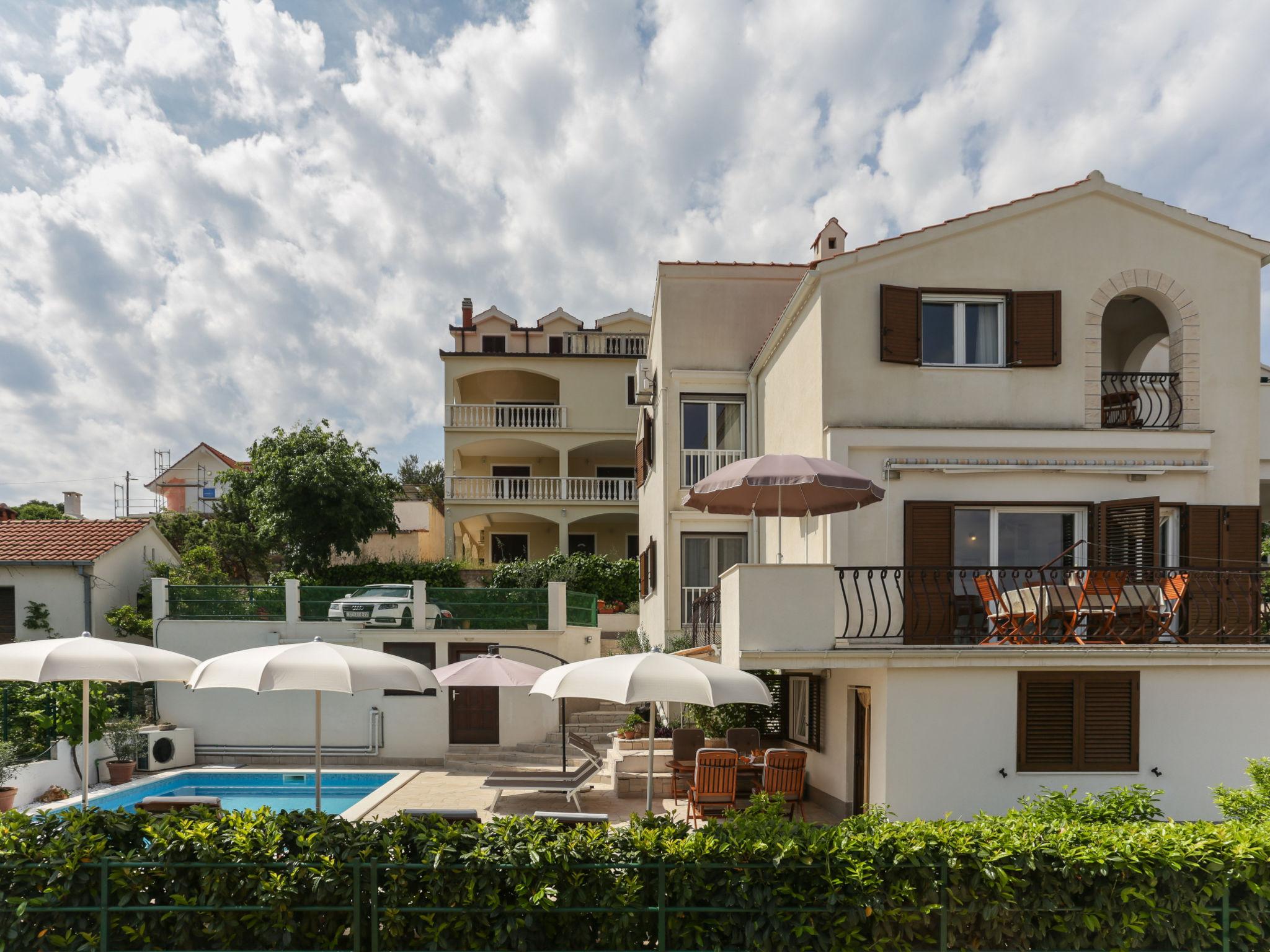 Foto 41 - Casa con 4 camere da letto a Okrug con piscina privata e terrazza