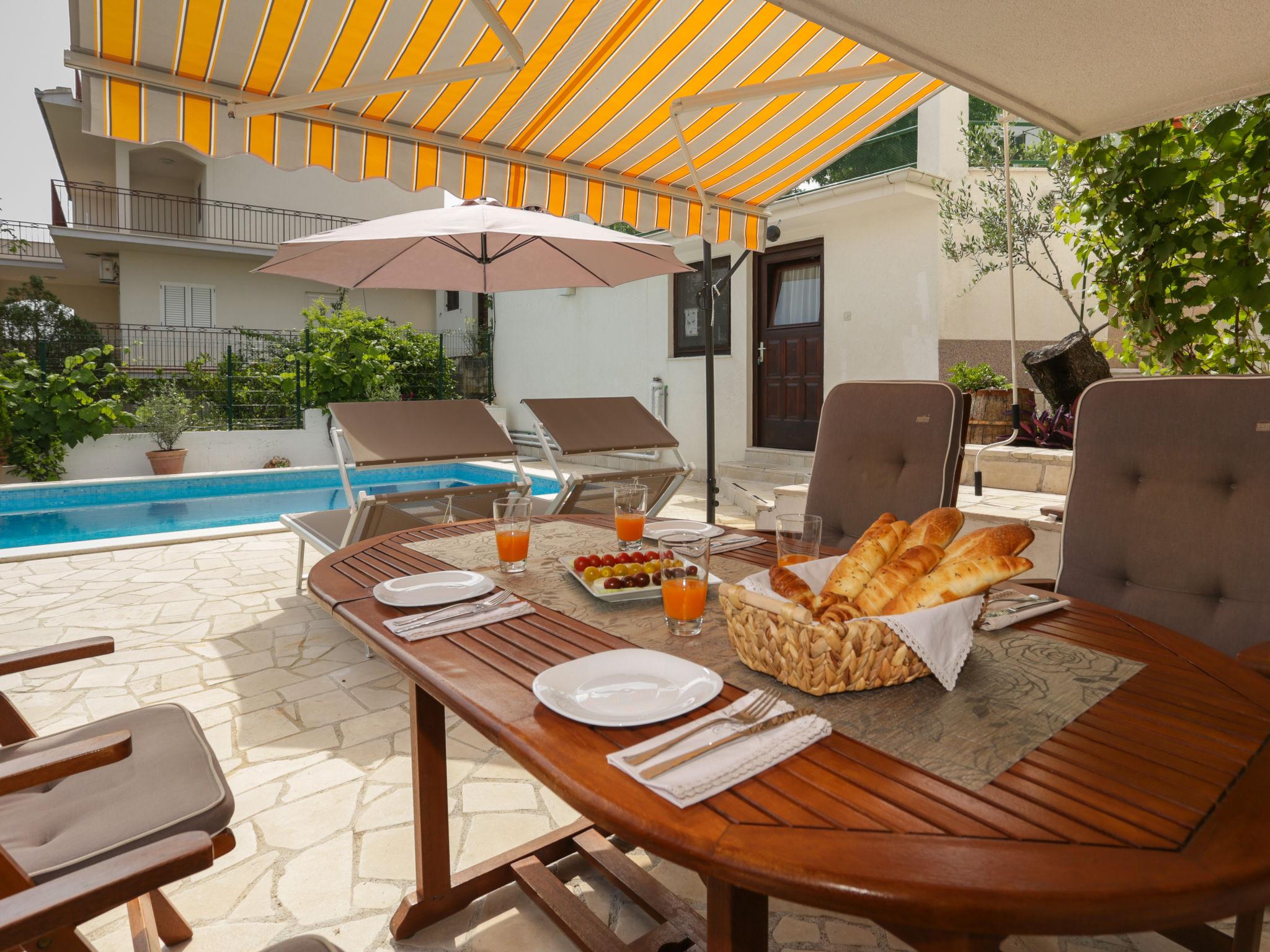 Photo 45 - Maison de 4 chambres à Okrug avec piscine privée et jardin