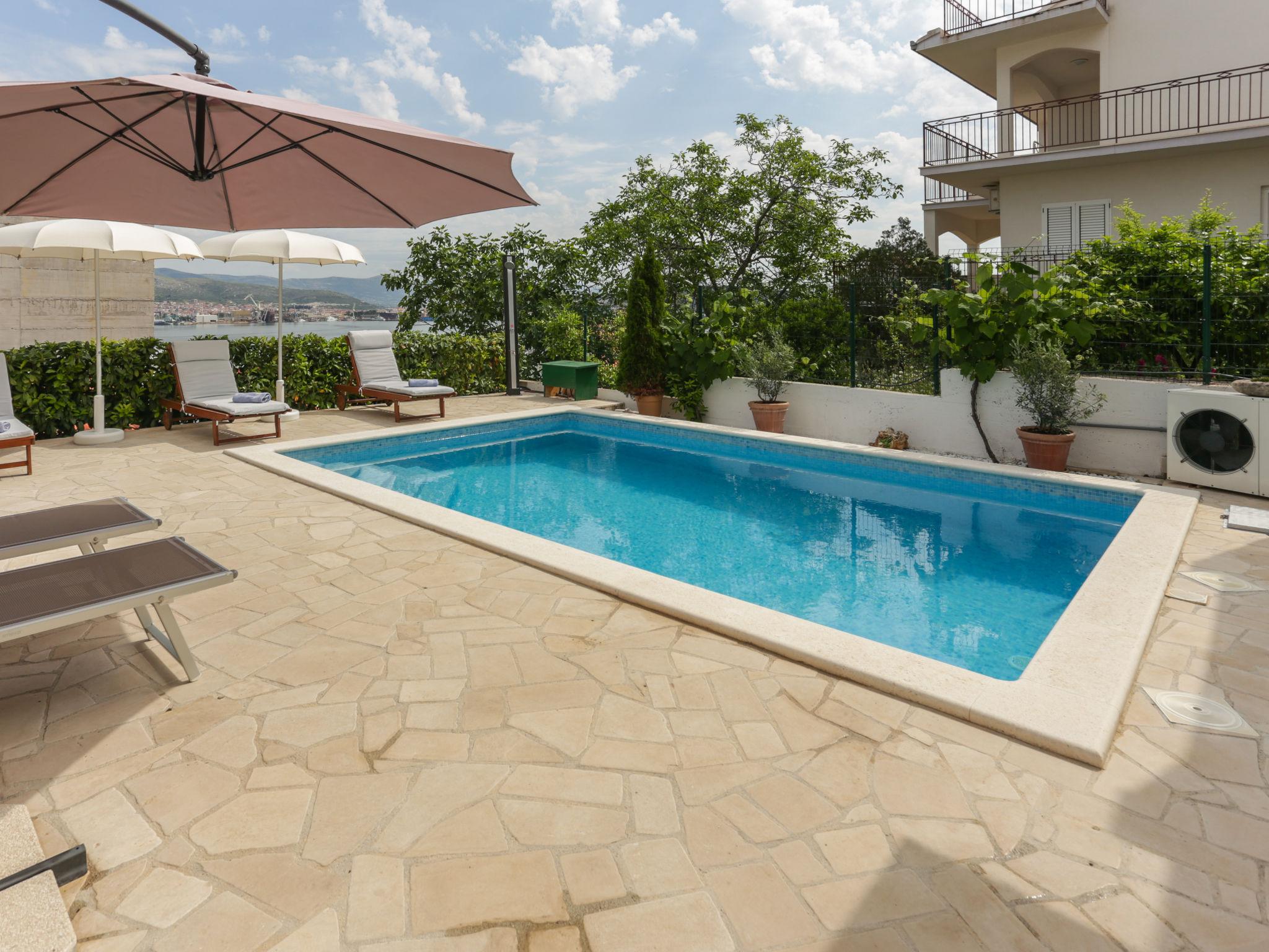 Foto 38 - Casa con 4 camere da letto a Okrug con piscina privata e terrazza