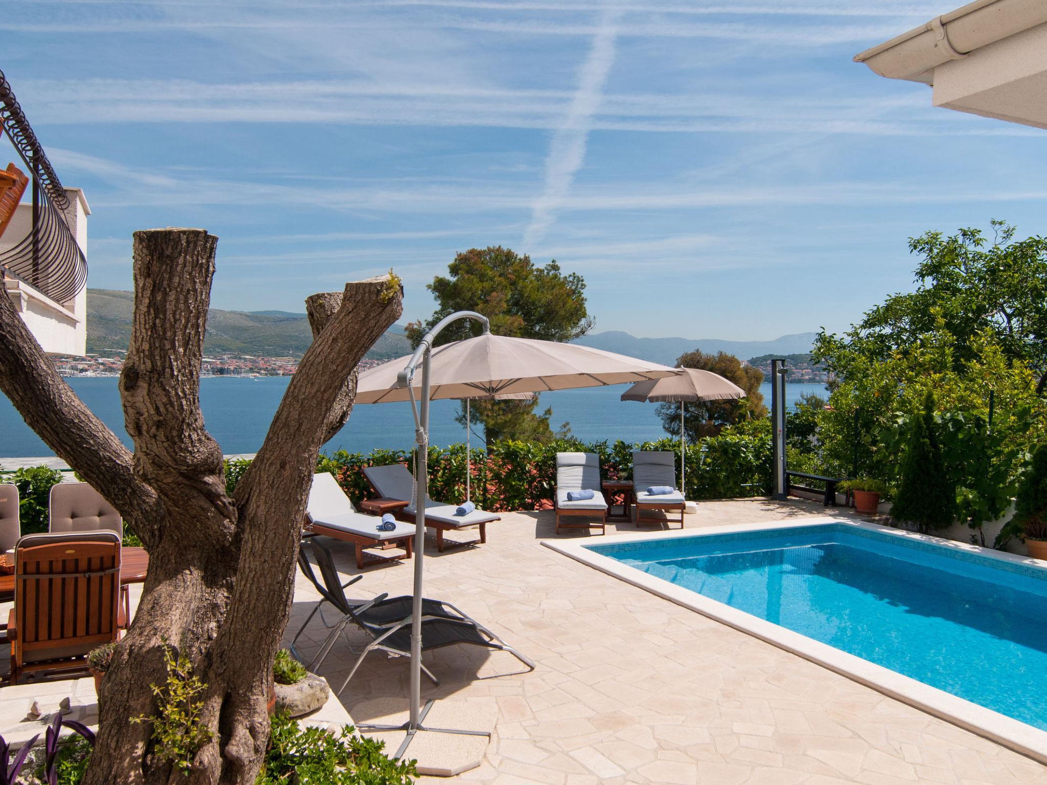 Photo 35 - Maison de 4 chambres à Okrug avec piscine privée et terrasse