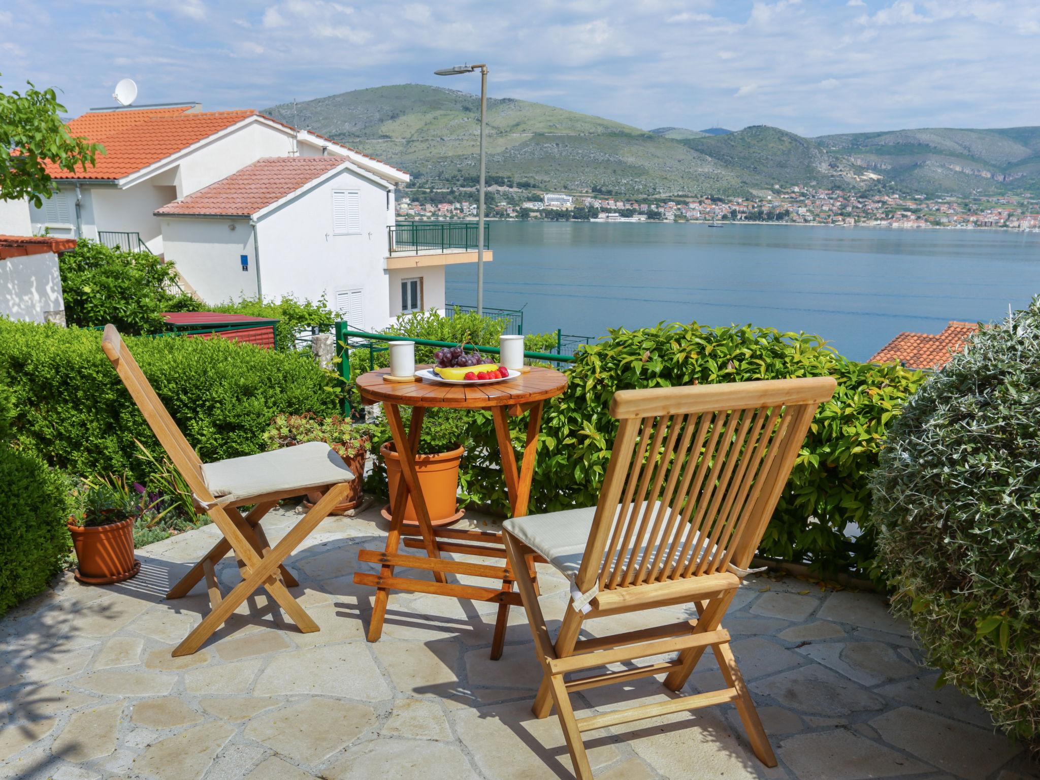 Photo 39 - Maison de 4 chambres à Okrug avec piscine privée et terrasse