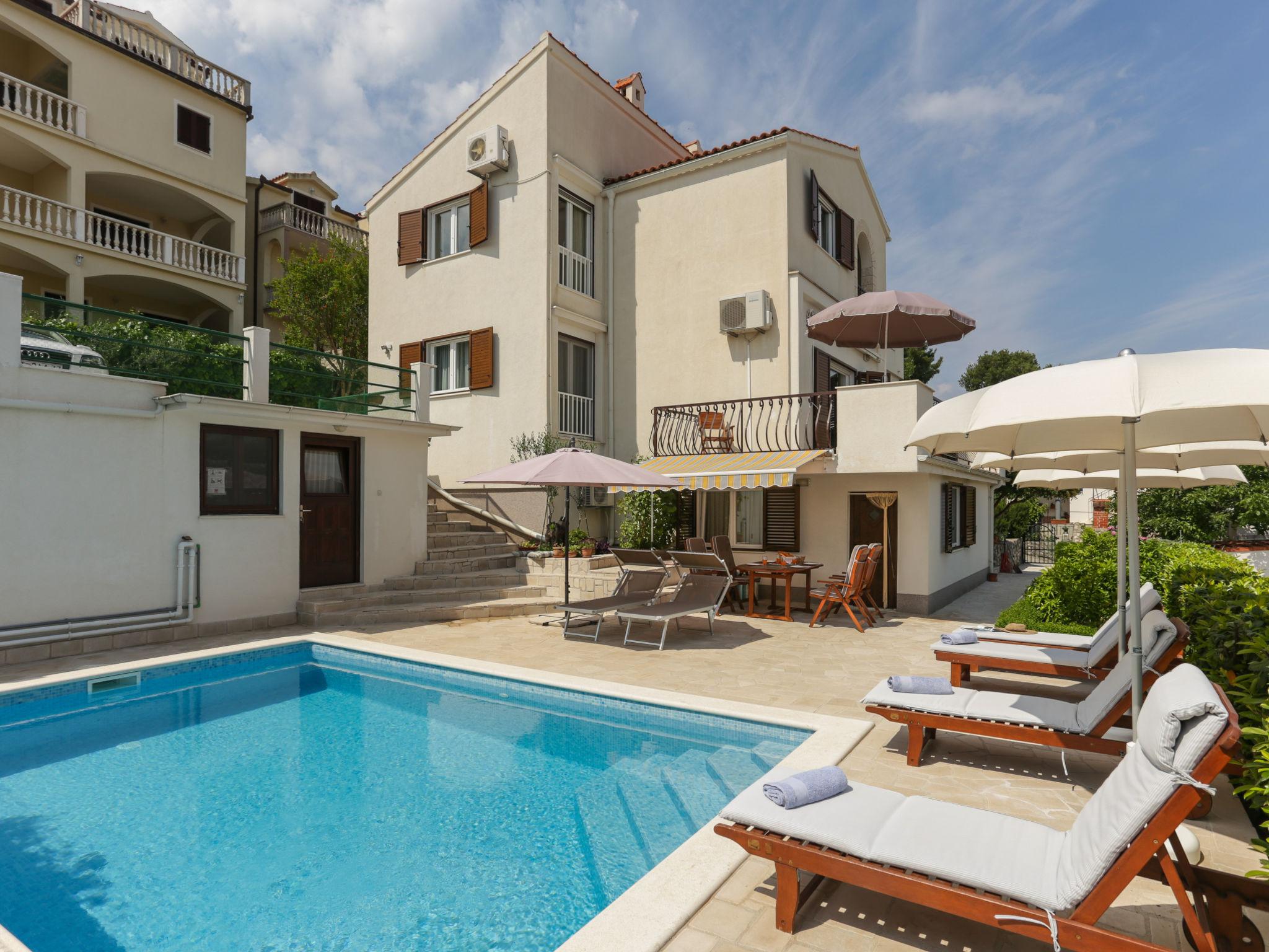 Photo 8 - Maison de 4 chambres à Okrug avec piscine privée et terrasse