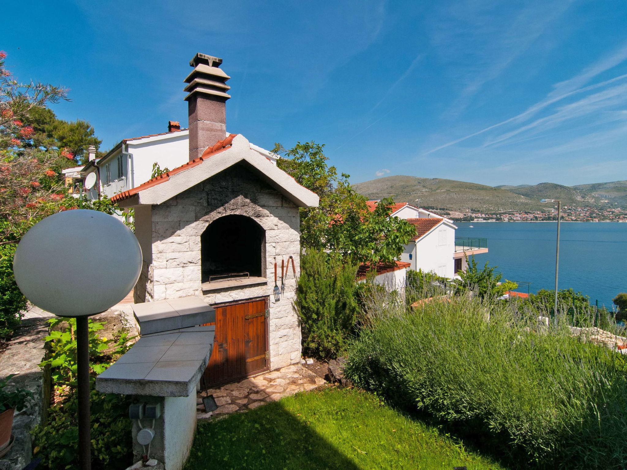 Foto 7 - Casa de 4 quartos em Okrug com piscina privada e terraço