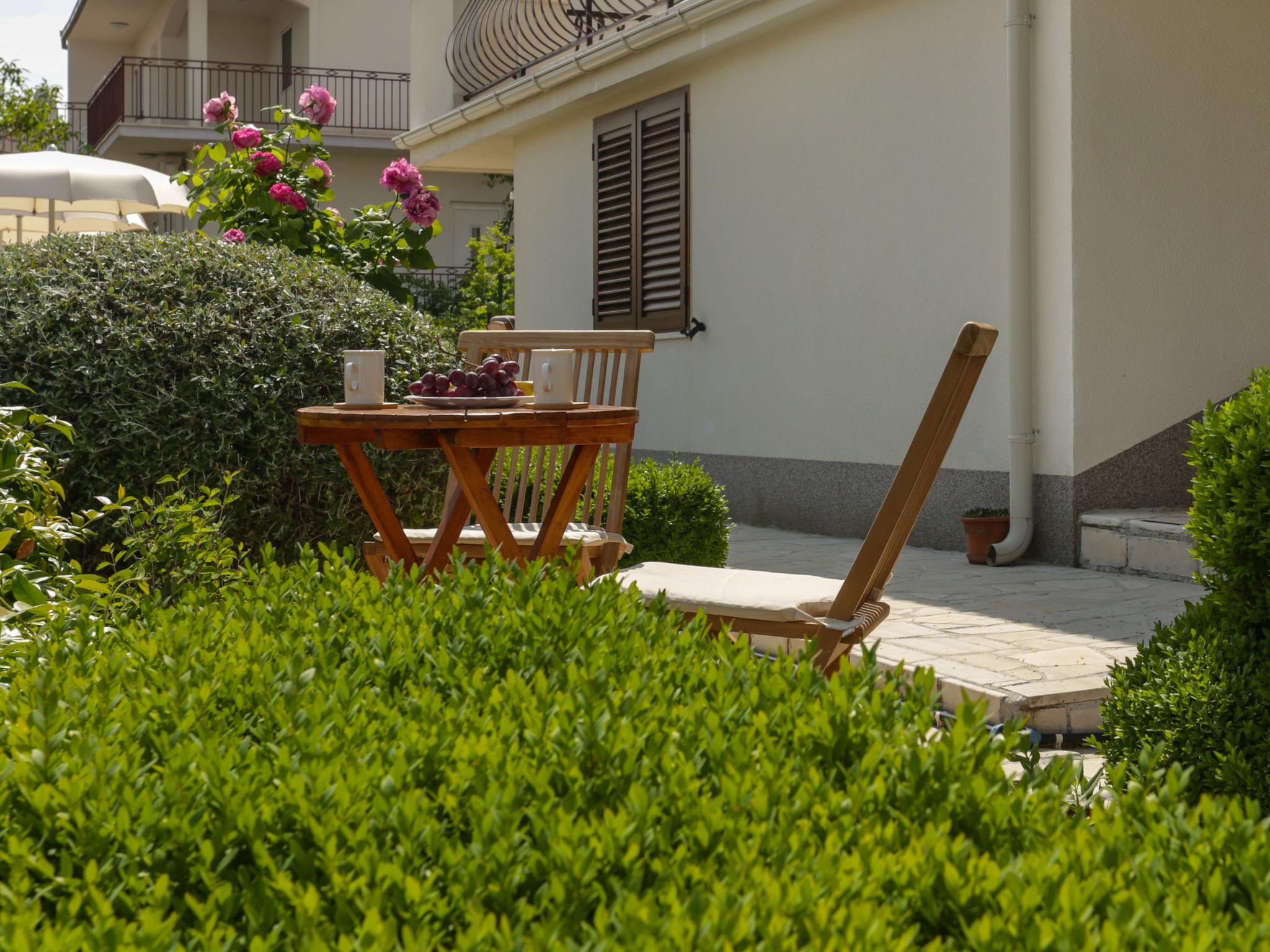 Foto 48 - Casa con 4 camere da letto a Okrug con piscina privata e giardino