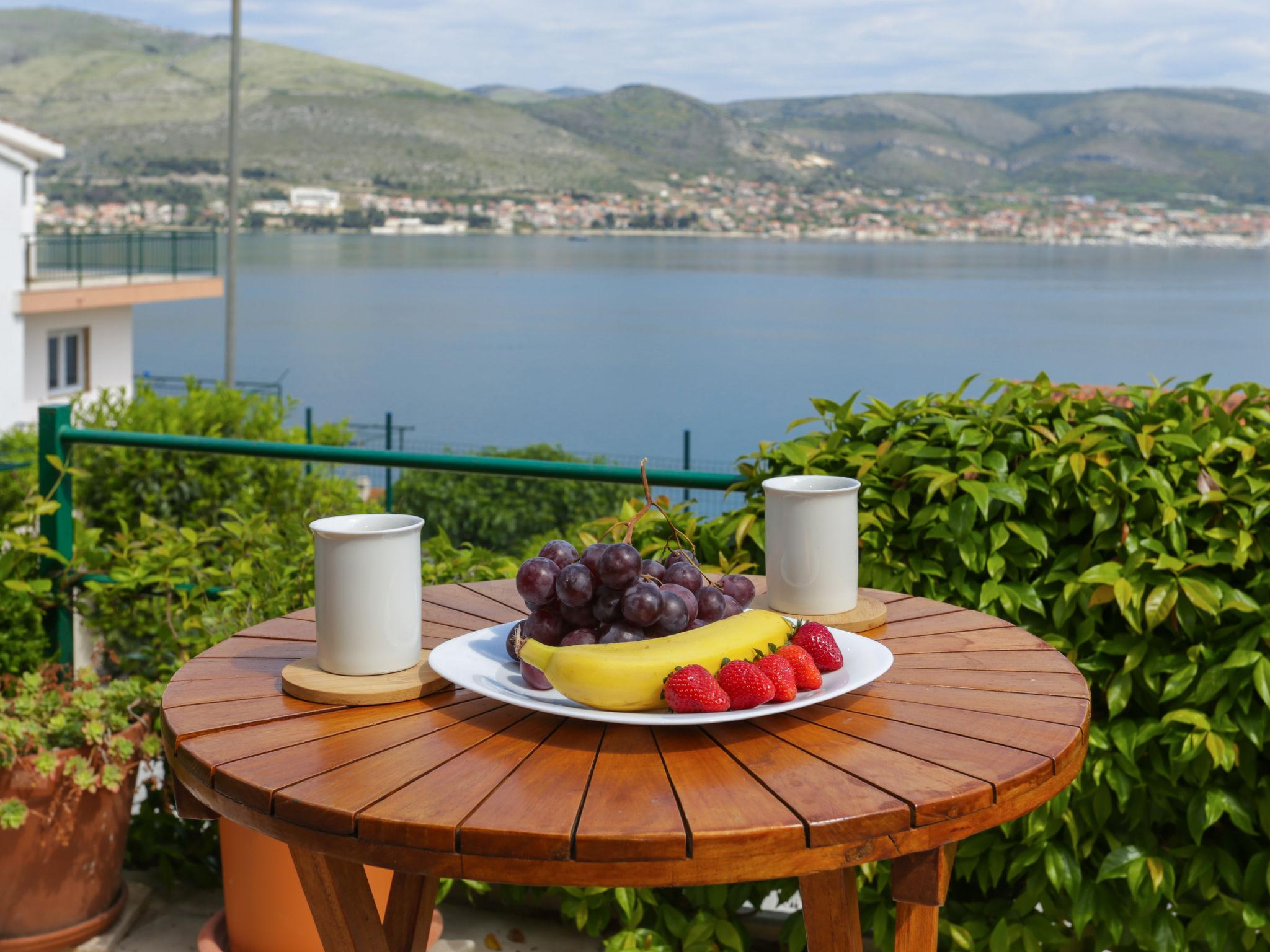 Foto 40 - Casa con 4 camere da letto a Okrug con piscina privata e terrazza