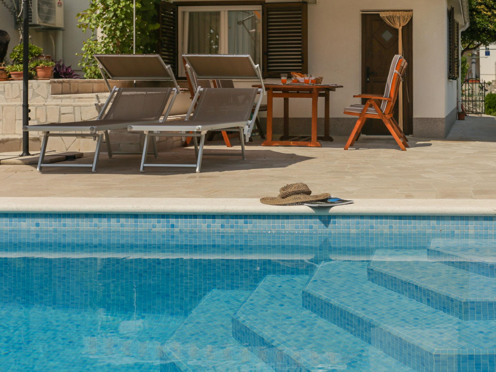 Photo 6 - Maison de 4 chambres à Okrug avec piscine privée et terrasse