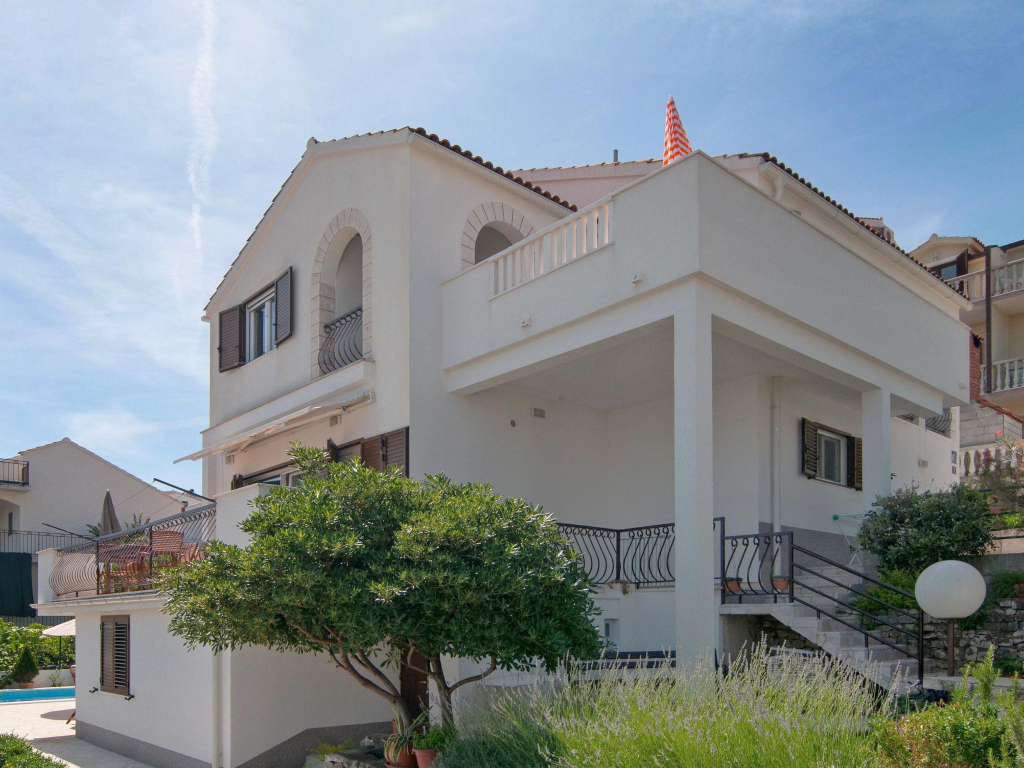 Photo 51 - Maison de 4 chambres à Okrug avec piscine privée et jardin