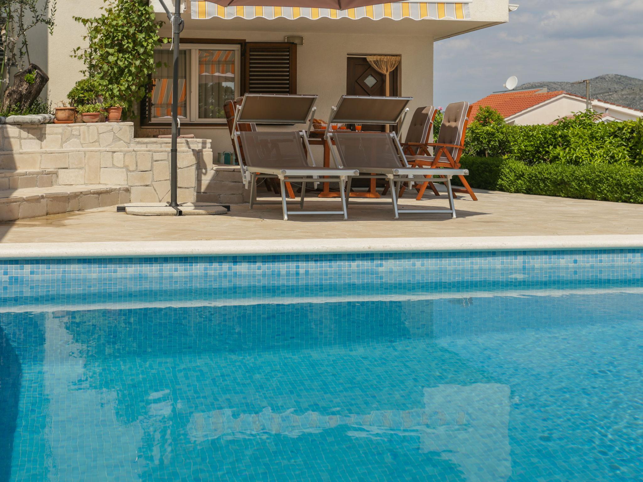 Foto 44 - Casa de 4 quartos em Okrug com piscina privada e terraço