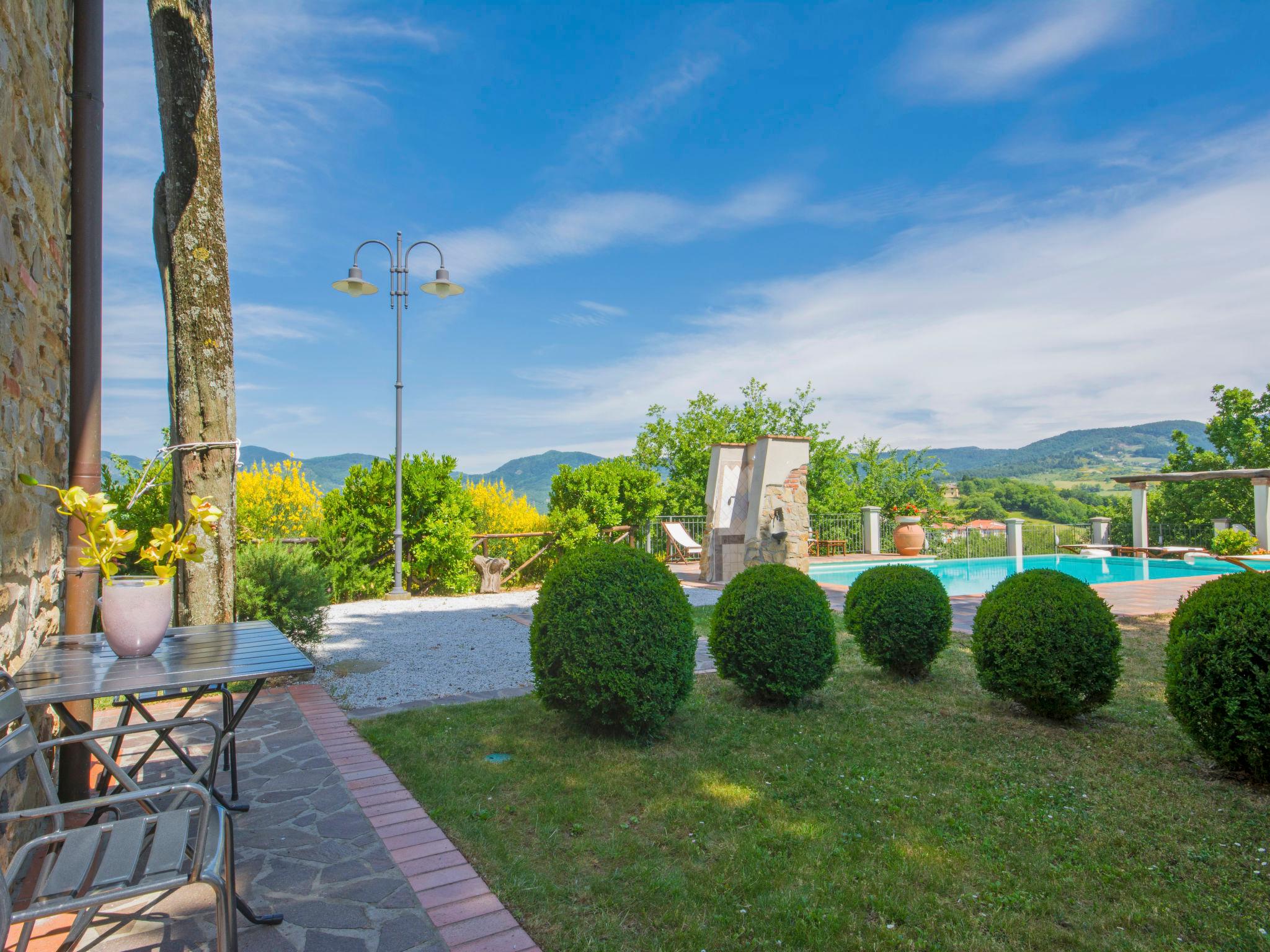 Foto 17 - Apartamento de 2 habitaciones en Barberino di Mugello con piscina y jardín