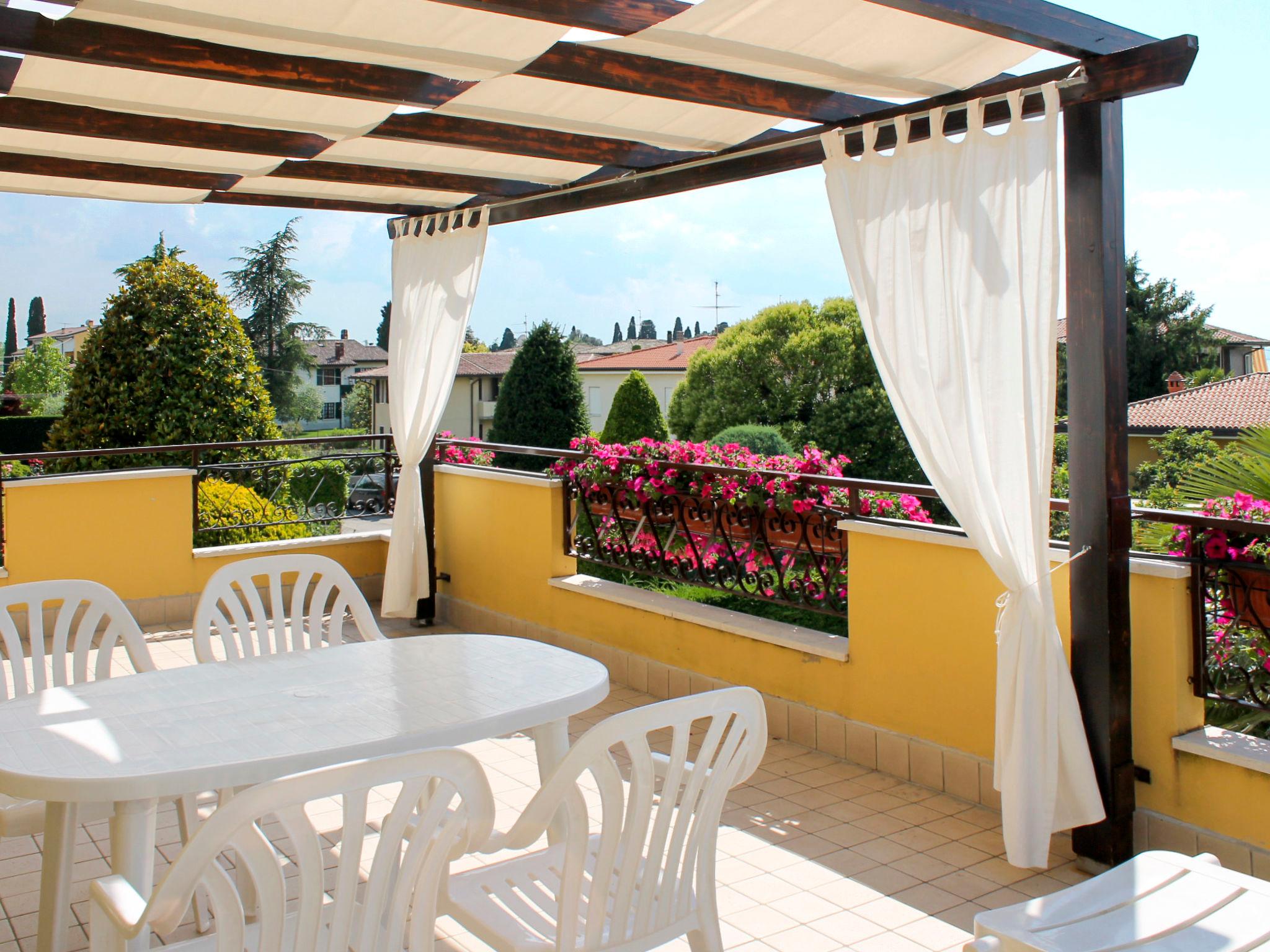 Photo 3 - 2 bedroom Apartment in Lazise with swimming pool and mountain view