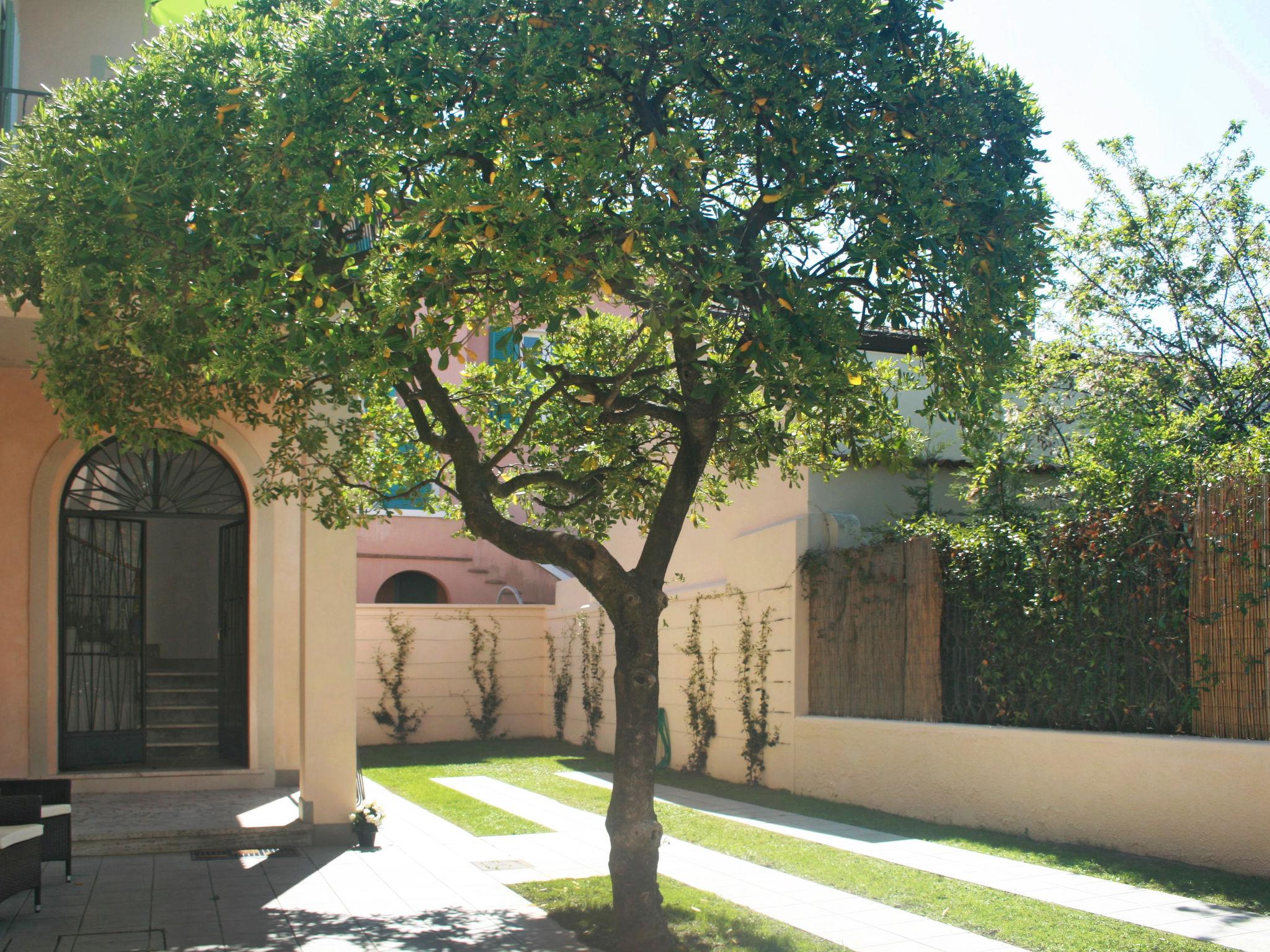 Photo 3 - Appartement de 3 chambres à Forte dei Marmi avec jardin et terrasse