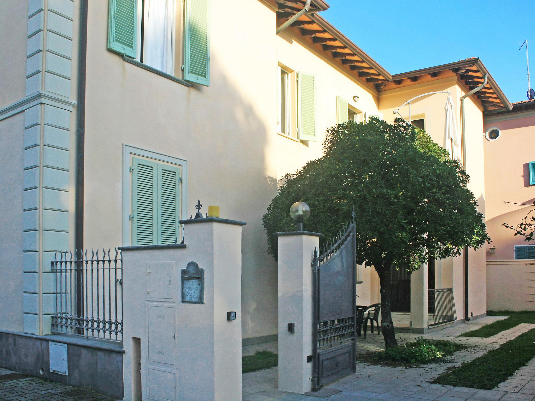 Foto 1 - Apartamento de 3 habitaciones en Forte dei Marmi con jardín y vistas al mar
