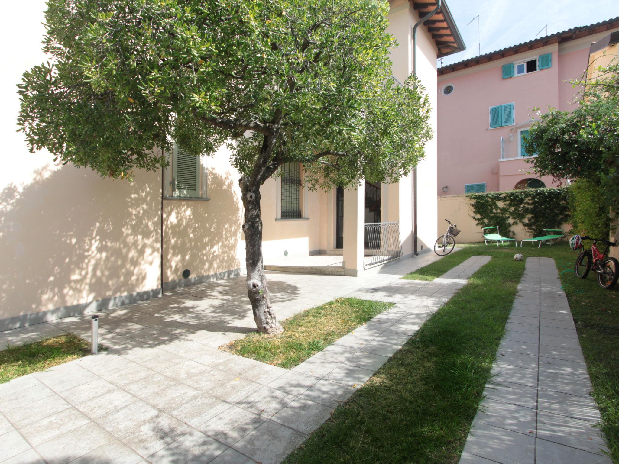 Foto 2 - Apartamento de 3 habitaciones en Forte dei Marmi con jardín y vistas al mar