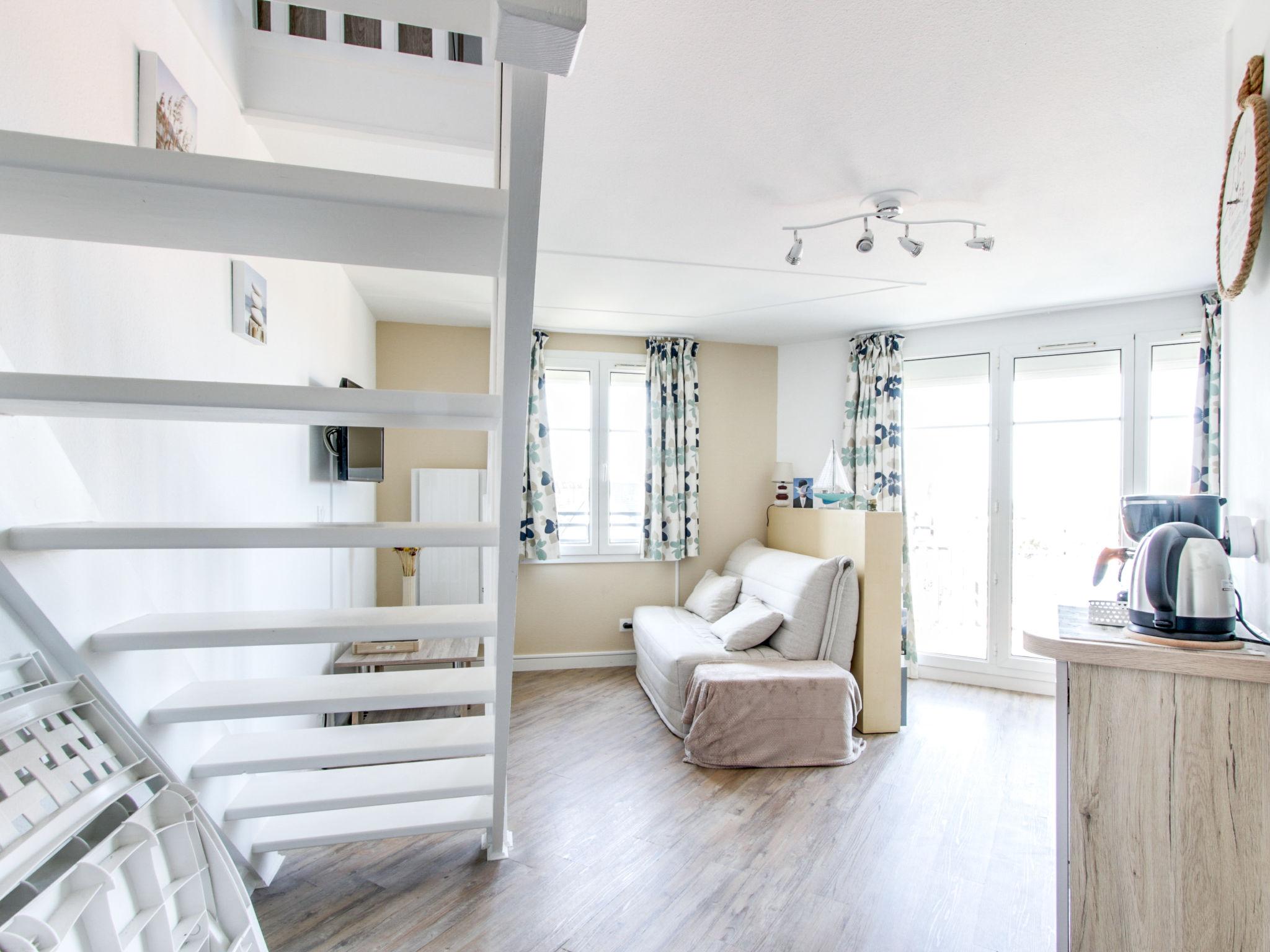 Foto 3 - Appartamento con 1 camera da letto a Dives-sur-Mer con piscina e vista mare
